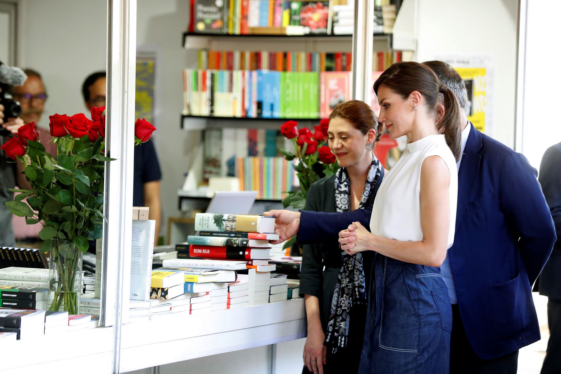 La reina Letizia visita una de las casetas que forman parte de la 78 edición de la Feria del Libro de Madrid. / efe