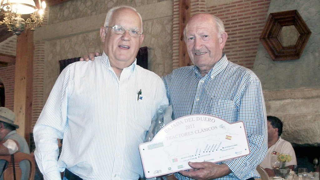Alejandro Fernández lanza un vino en plena batalla por el imperio Pesquera 1 El empresario segoviano José Luis Horcajo, con el bodeguero Alejandro Fernández, en la localidad de Pesquera. / F. D.
