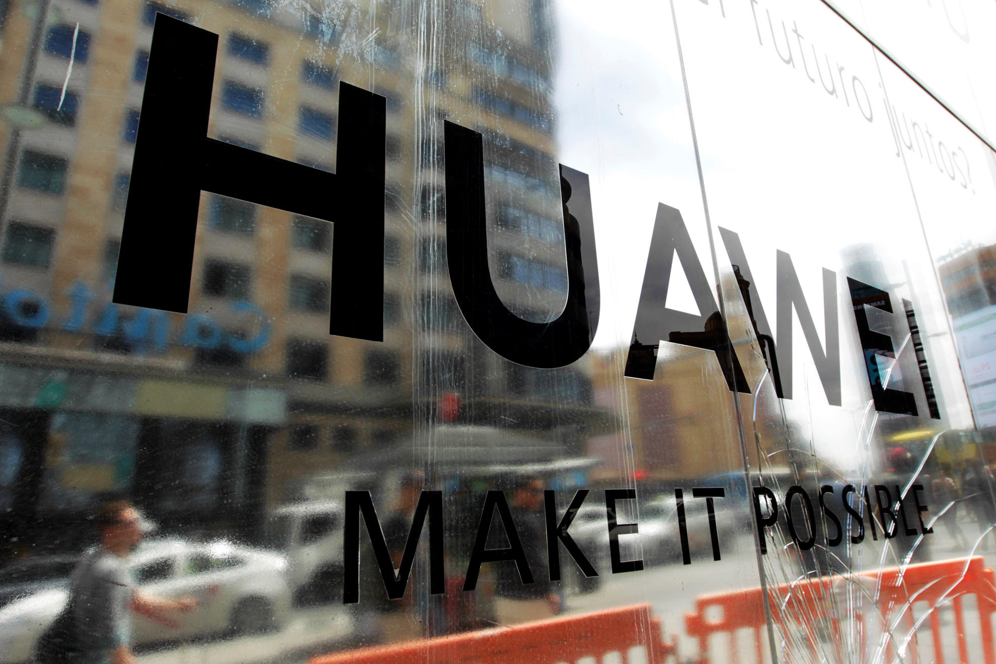 Fachada de una futura tienda Huawei en la Gran Vía de Madrid. / EFE