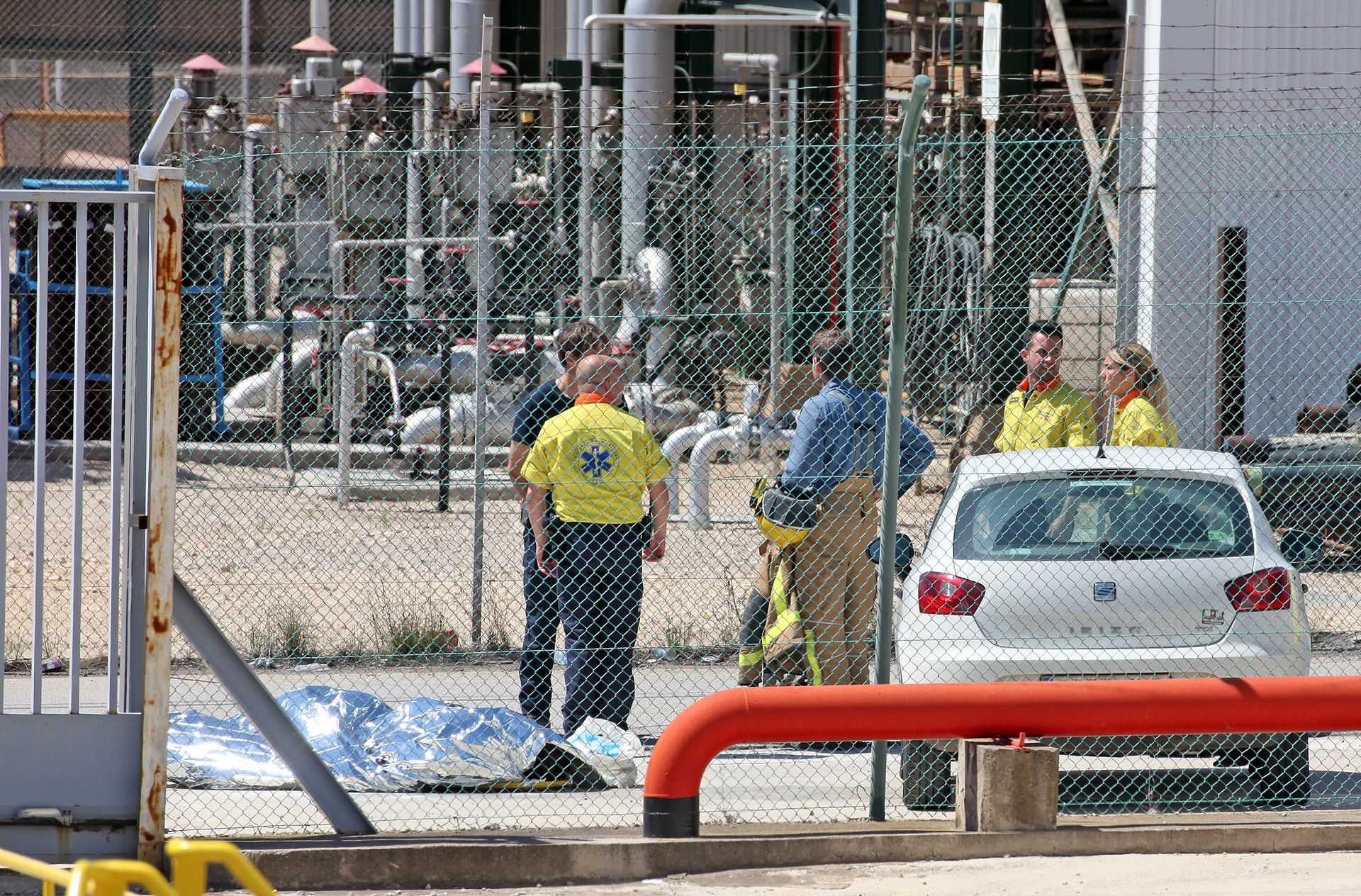 Imagen de los servicios sanitarios y de los bomberos en el lugar del accidente donde un trabajador ha muerto.