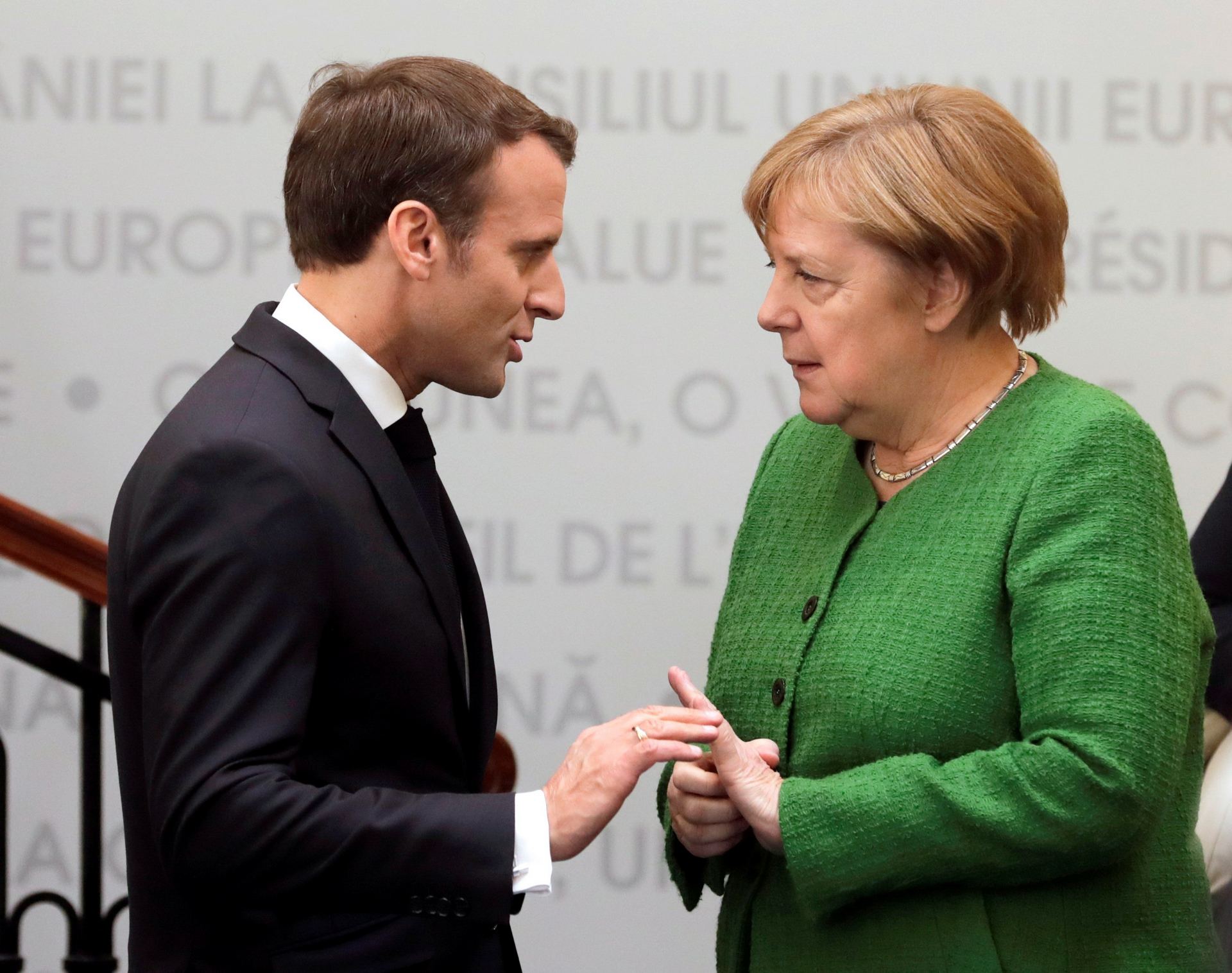 El presidente Emmanuel Macron y la canciller Angela Merkel en Sibiu.
