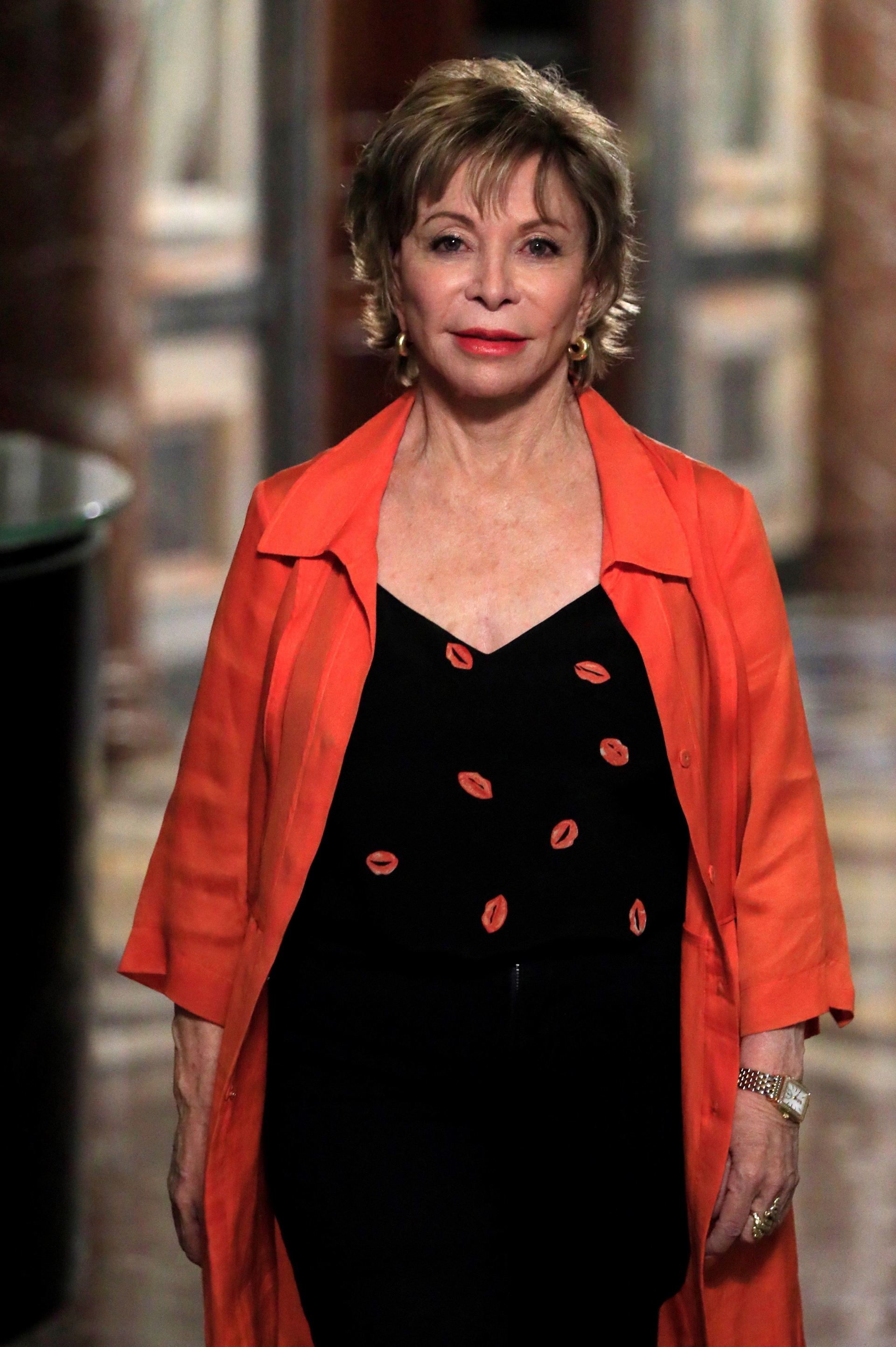 La escritora chilena Isabel Allende atiende a los medios. / efe