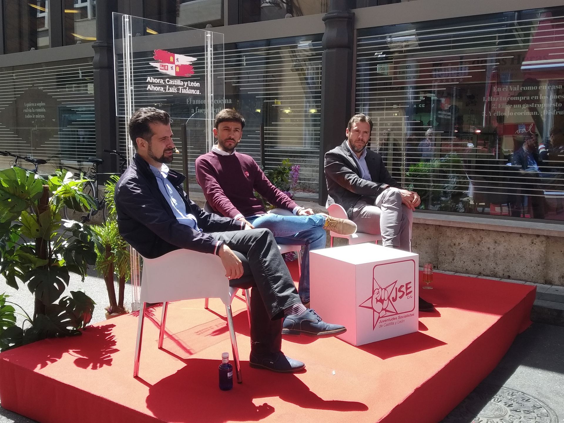 Tudanca lamenta que los jóvenes construyan sociedades “fuera” 1 El líder regional del PSOE, Luis Tudanca (i) y el alcalde de Valladolid, Óscar Puente (d). / Efe