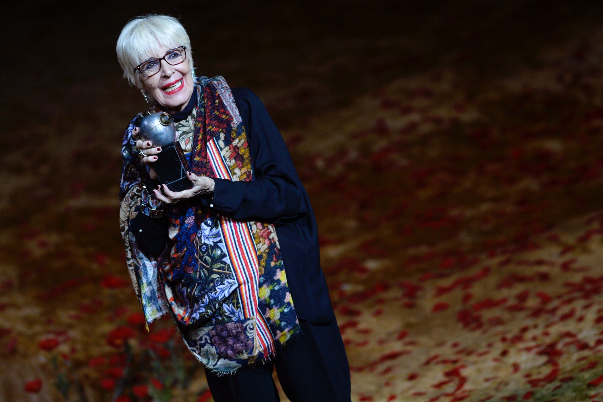 La actriz Concha Velasco recibió el Premio Max de Honor 2019 a la trayectoria en su Valladolid natal. / EFE