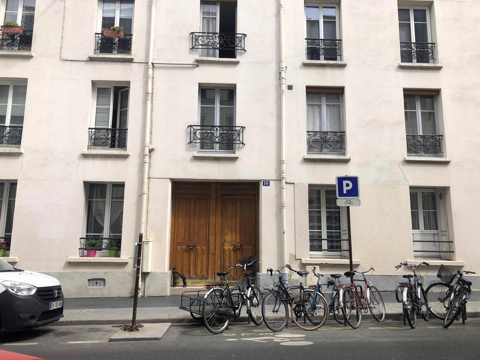 Imagen de la fachada del edificio donde residía la estudiante desaparecida el pasado 1 de mayo en París.