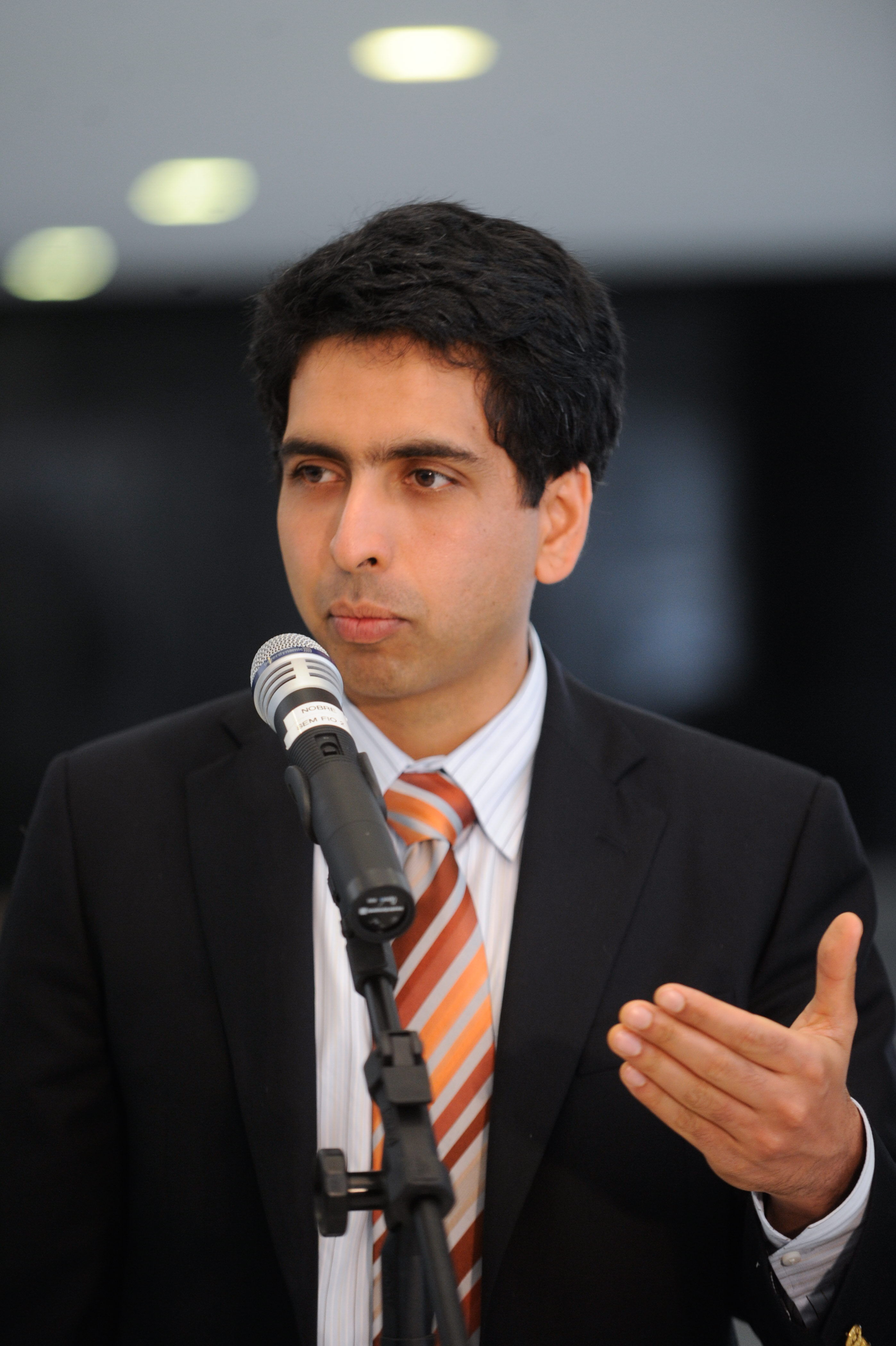 El matemático e ingeniero estadounidense Salman Khan atiende a los medios de comunicación.