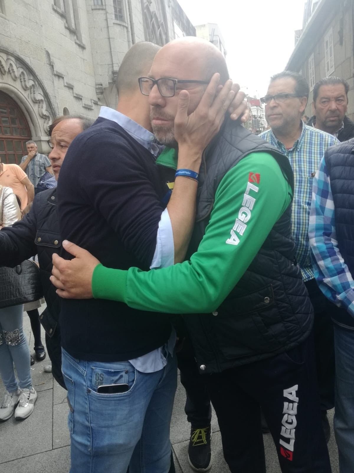 El padre del joven herido durante una pedida de mano recibe el apoyo de vecinos de la localidad.