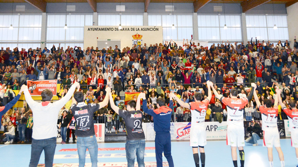 El equipo celebra con sus aficionados una de las victorias conseguidas en el nuevo pabellón de Nava de la Asunción. / AMADOR MARUGÁN