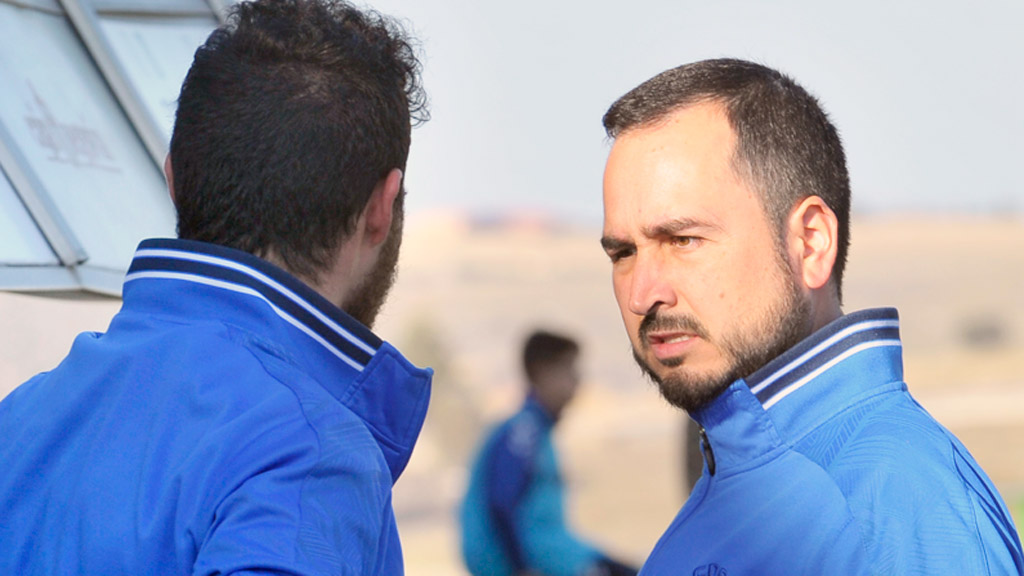 Diego Yepes, en el banquillo, hablando con su segundo. / KAMARERO