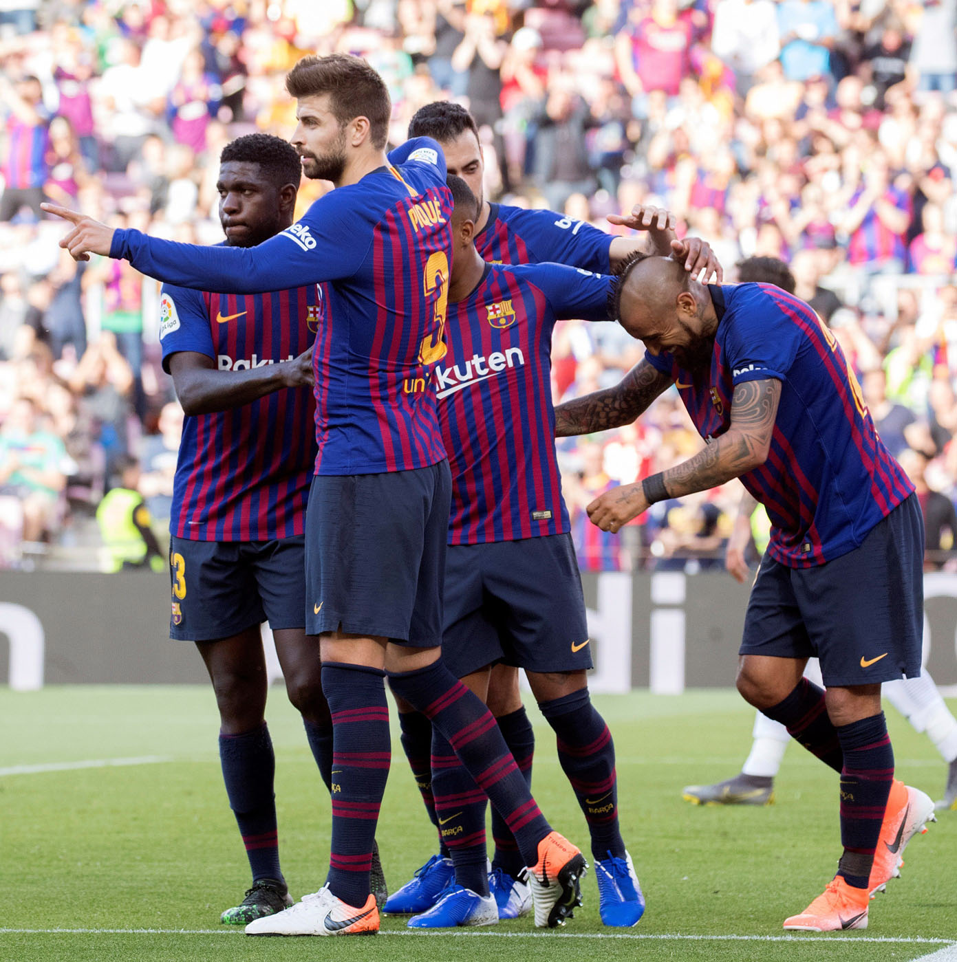 El Barça se redime y el Getafe lo paga 1 Los jugadores del Barça celebran el gol de Arturo Vidal (dcha).