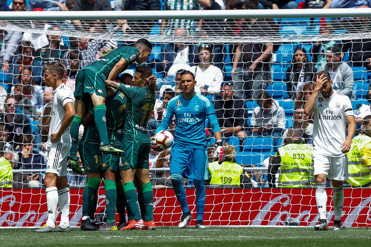 Un año para olvidar 1 Los jugadores del Betis celebran el gol de Jesé Rodríguez ante los gestos de decepción de Marcos Llorente (izq), Keylor Navas (centro) y Nacho. / EFE