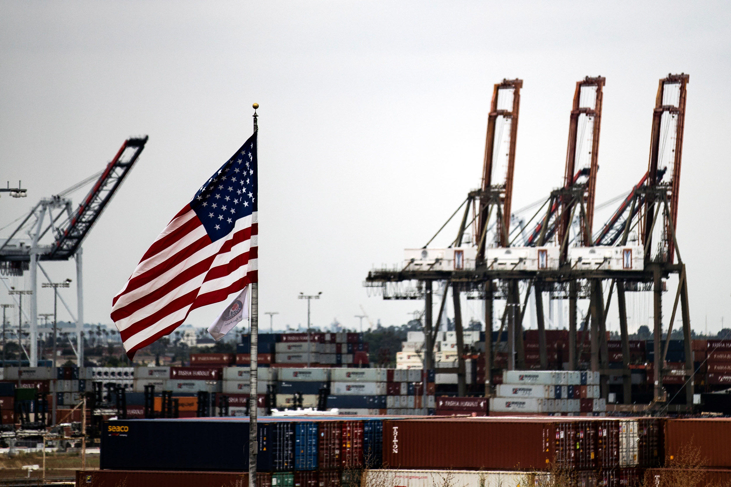 Una bandera estadounidense ondea en el puerto de Los Ángeles. / EFE