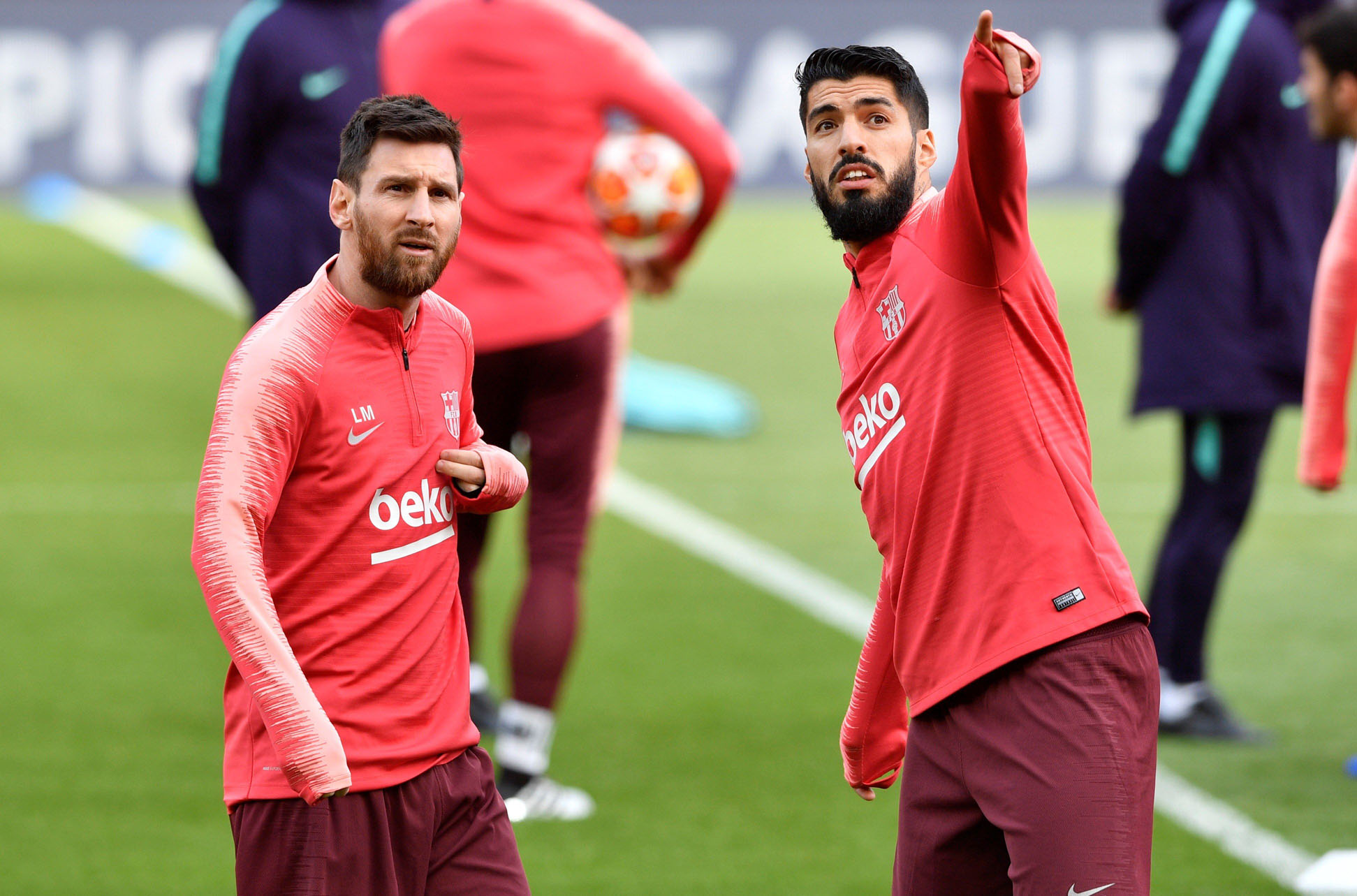 Anfield, de camino a Madrid 1 Leo Messi y Luis Suárez (dcha), durante el entrenamiento del Barça previo a la vuelta de semifinales de la Champions en Anfield, donde el uruguayo jugó como local durante tres temporadas y media.