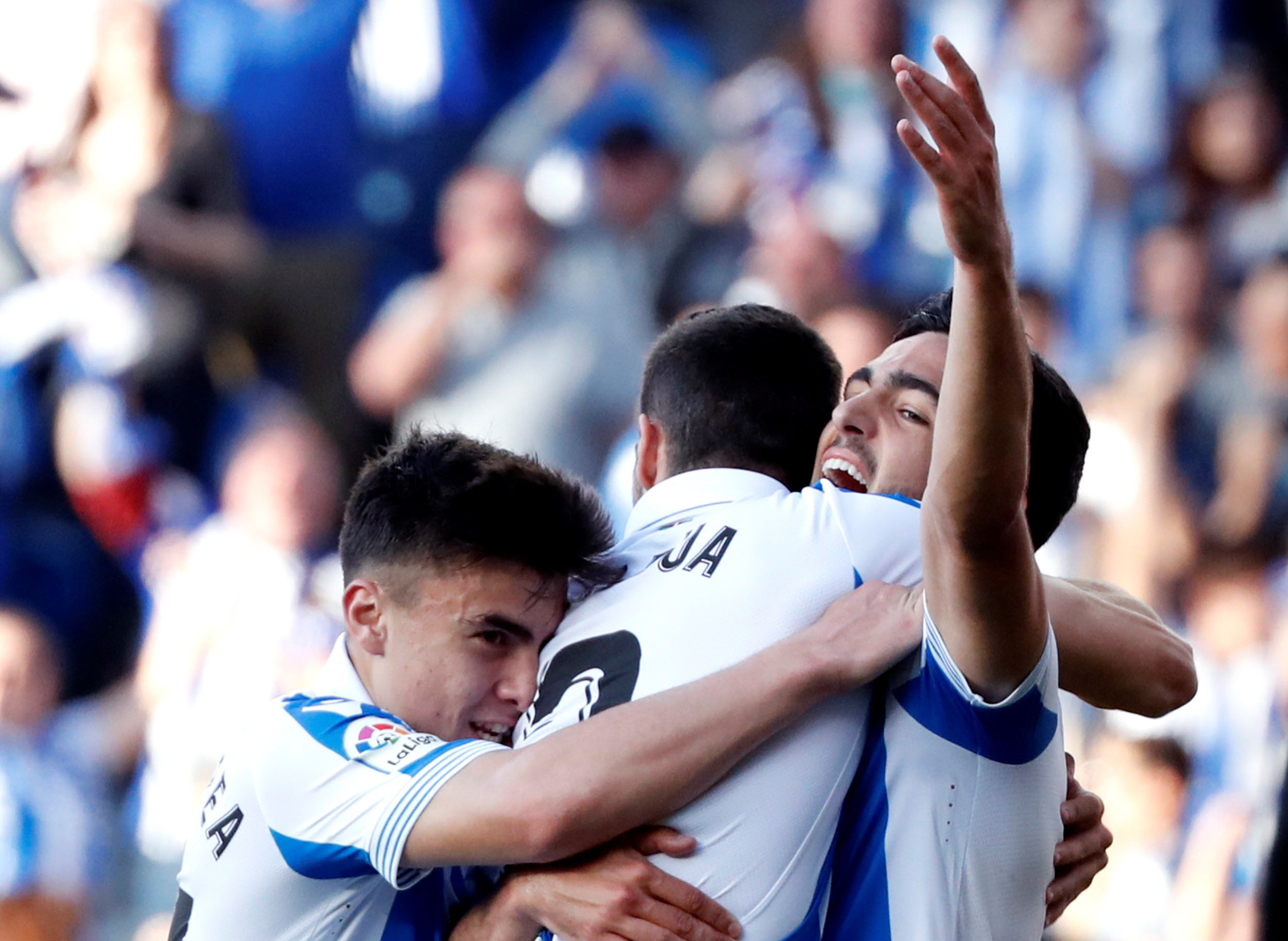 La Real desborda al Madrid y apura el sueño europeo 1 Los jugadores de la Real Sociedad celebran uno de los goles en la remontada ante el Real Madrid en Anoeta.
