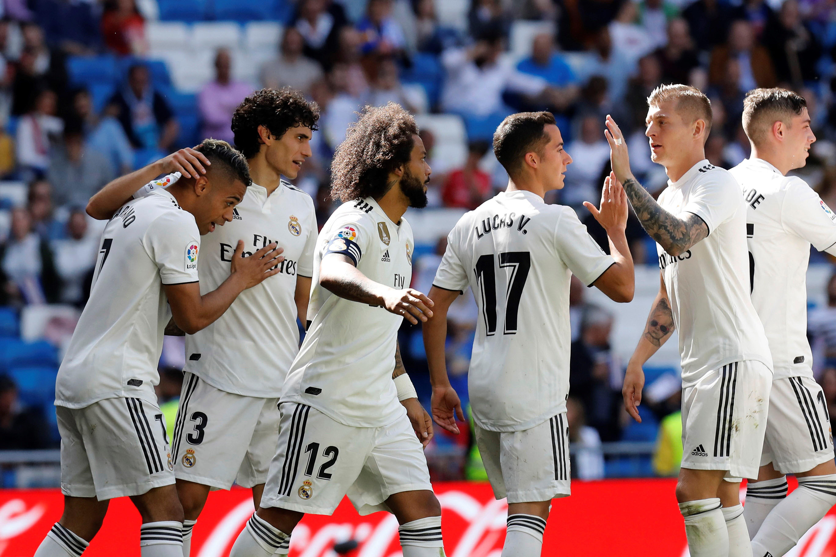 Mariano cambia la imagen 1 Mariano (izq) celebra uno de sus dos goles en la victoria del Real Madrid ante el Villarreal en el Santiago Bernabéu