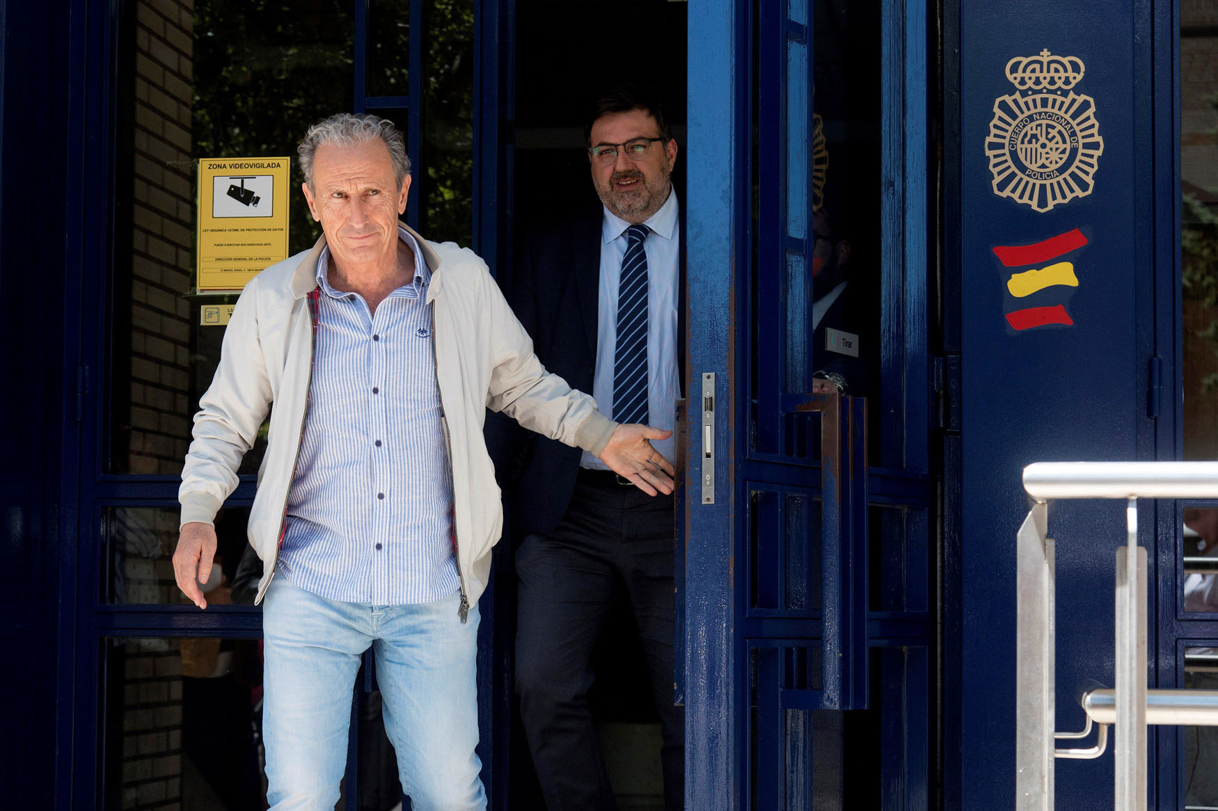 El consejero delegado del Huesca, José Antonio Martín ‘Petón’, sale de comisaría tras declarar voluntariamente. / EFE