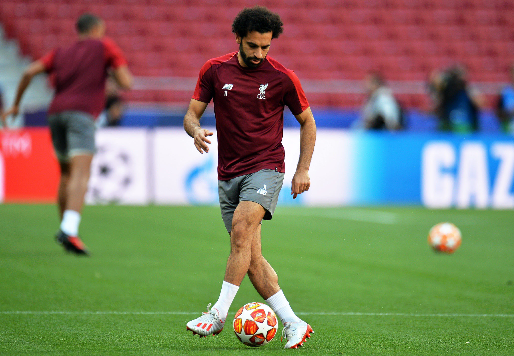 El Liverpool, fortalecido en el camino de Kiev a Madrid 1 Salah controla el balón sobre el césped del Metropolitano. / EFE