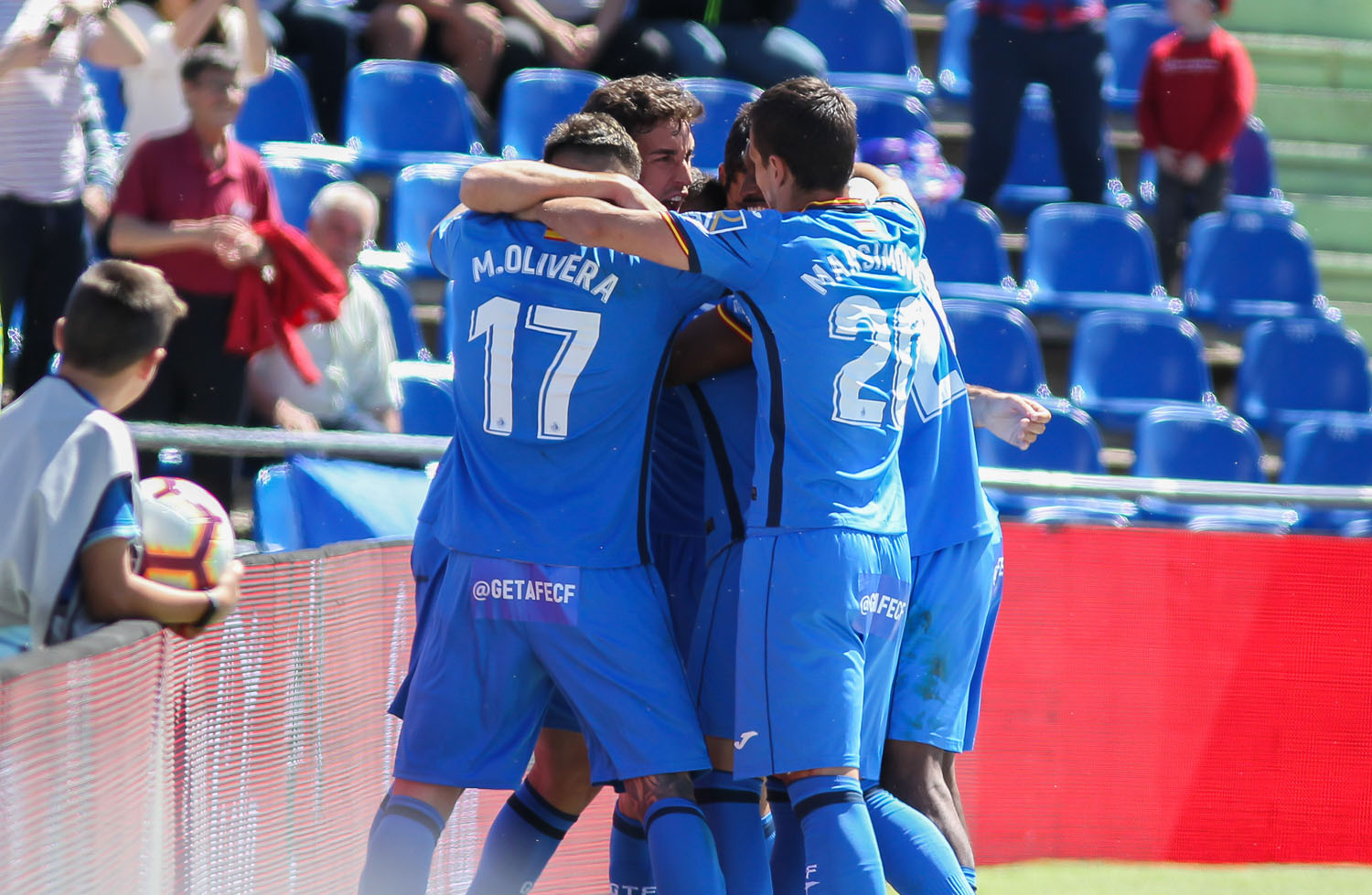 Jorge Molina y Ángel son media Champions 1 Los jugadores del Getafe celebra uno de los goles ante el Girona.