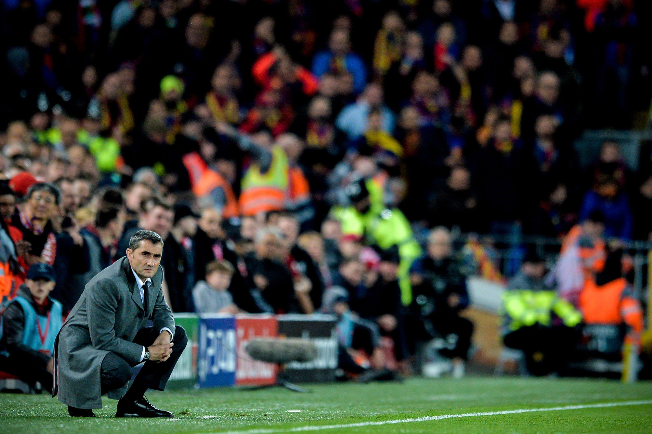 El Barça, juez de la Champions en su vuelta al Camp Nou 1 Ernesto Valverde, pensativo durante el partido de vuelta de semifinales de la Champions en Anfield.