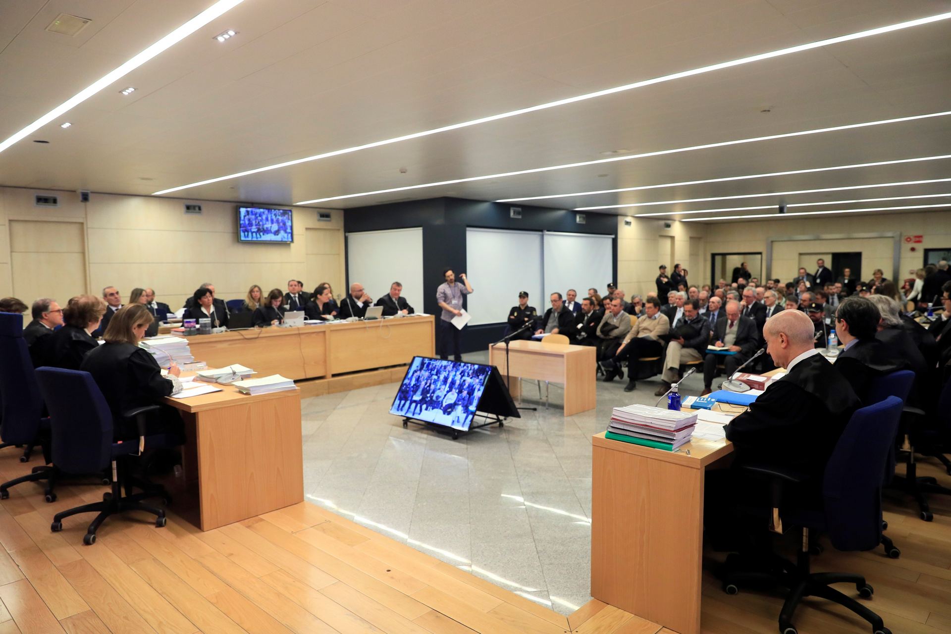 Rodrigo Rato junto al resto de acusados en la primera sesión del juicio por la salida a Bolsa de Bankia. / Efe