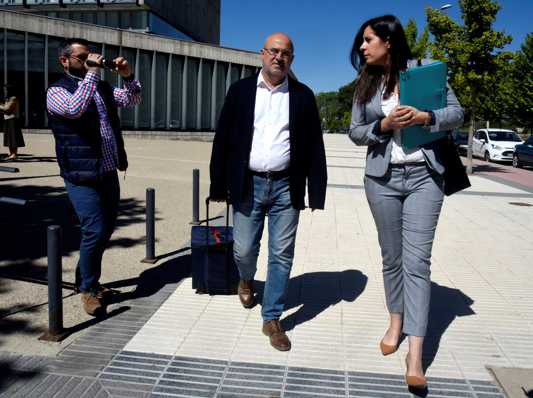 El jefe de los servicios médicos del Huesca, Juan Carlos Galindo (centro). / EFE