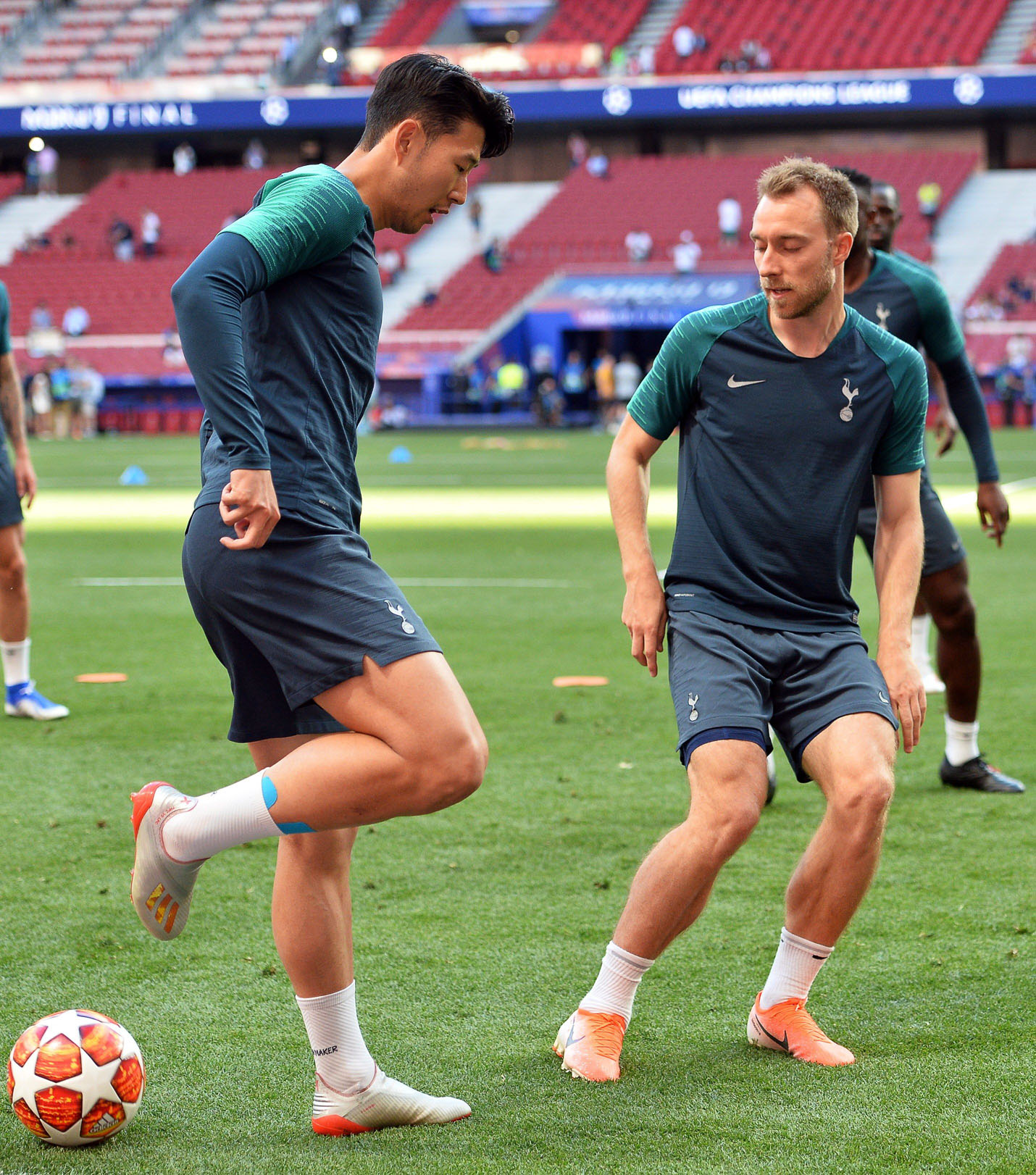 Son Heung-min (i) y Christian Eriksen, dos puntales del Tottenham. / EFE