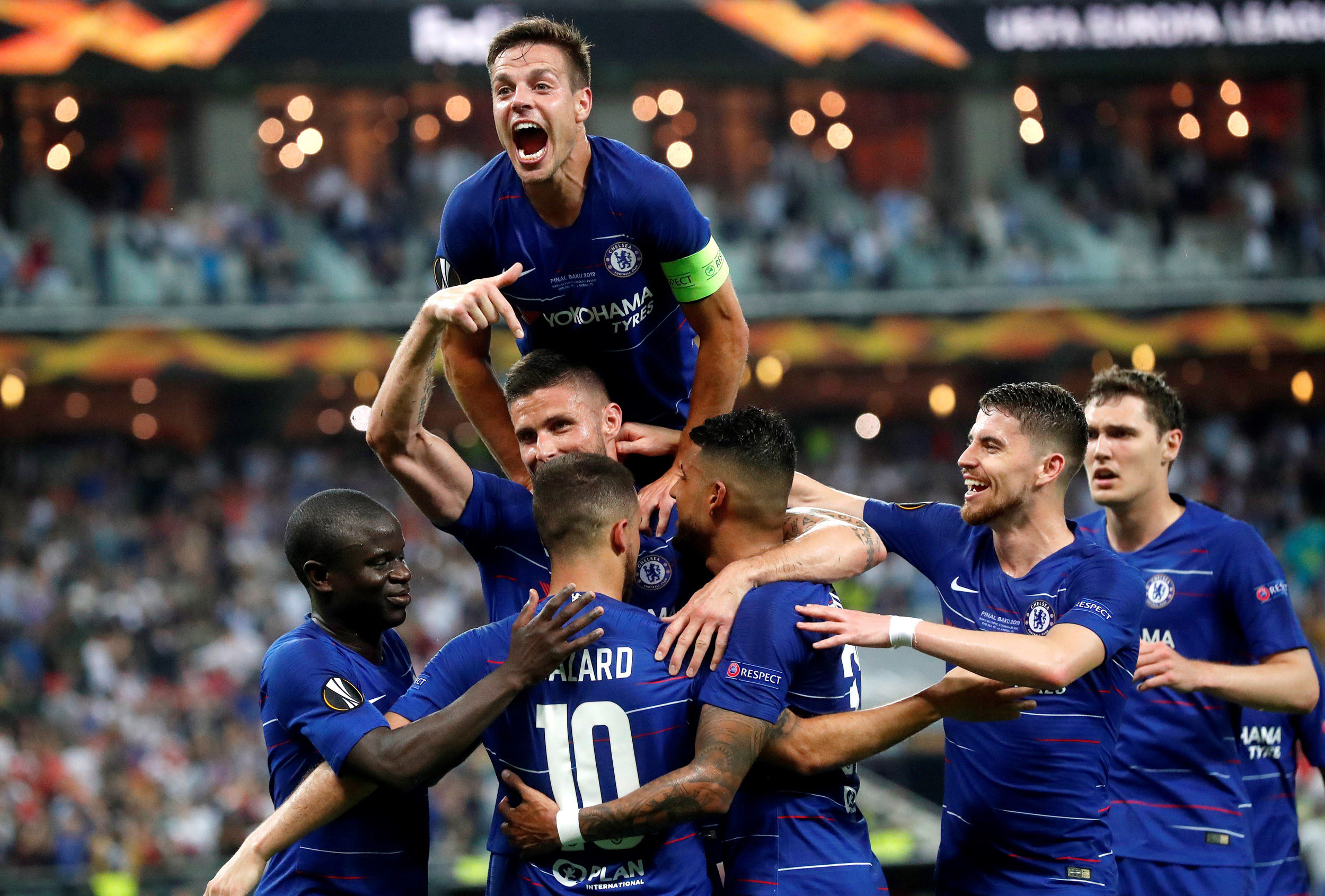 Los jugadores del Chelsea celebran uno de los goles de Hazard. / EFE