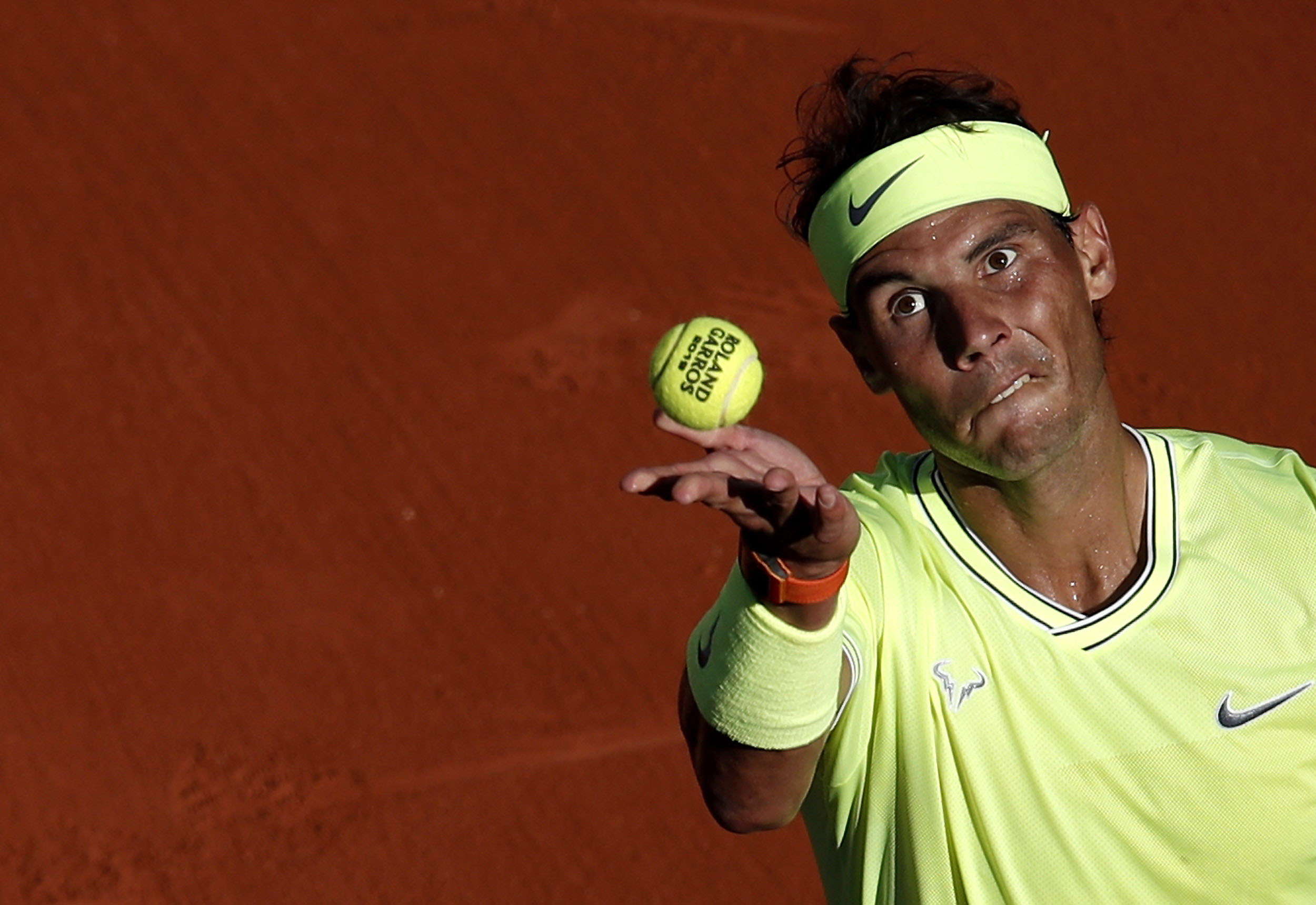 Rafa Nadal se dispone a sacar en su duelo de tercera ronda ante el belga David Goffin. / EFE