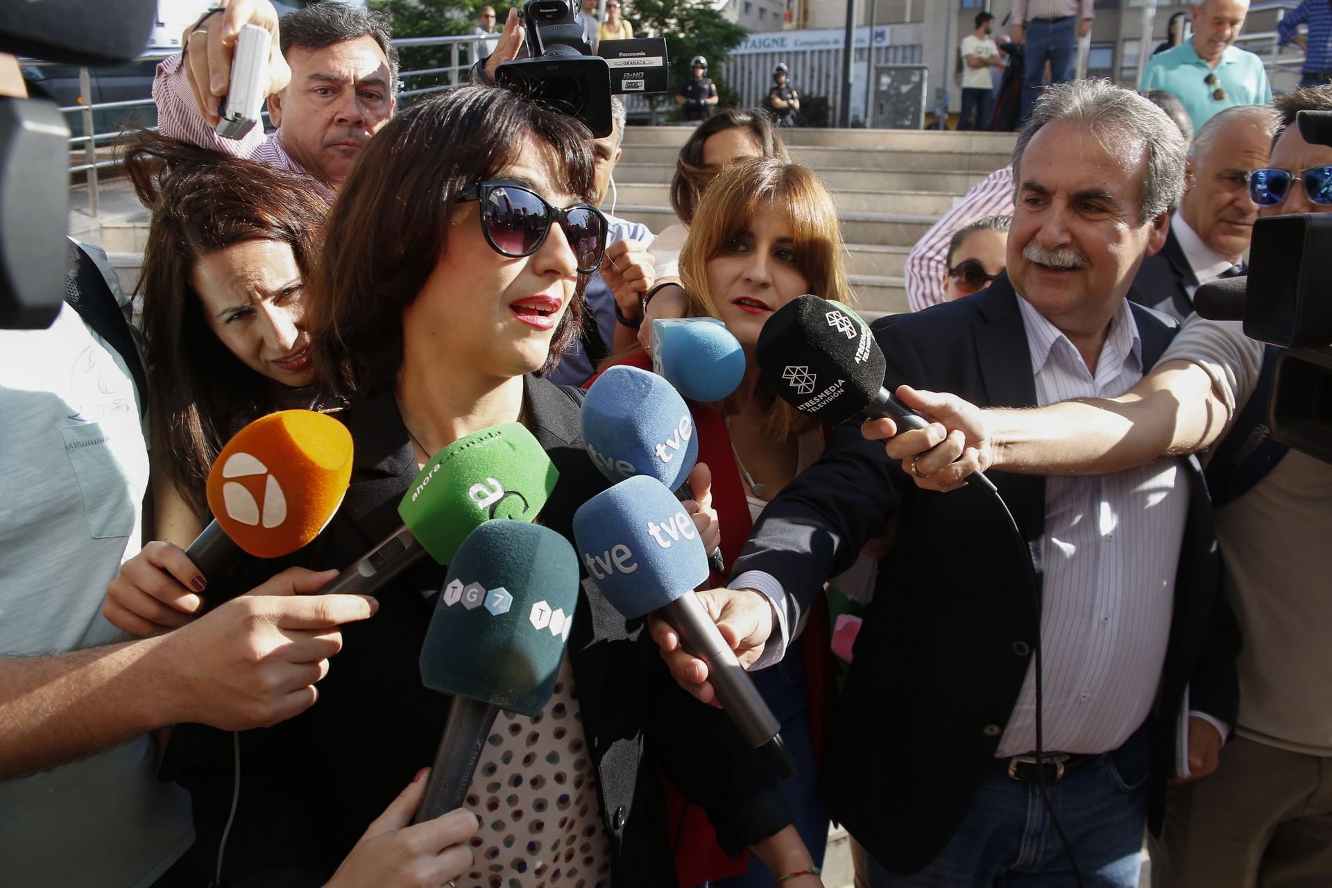 Juana Rivas atiende a los medios de comunicación. / europa press