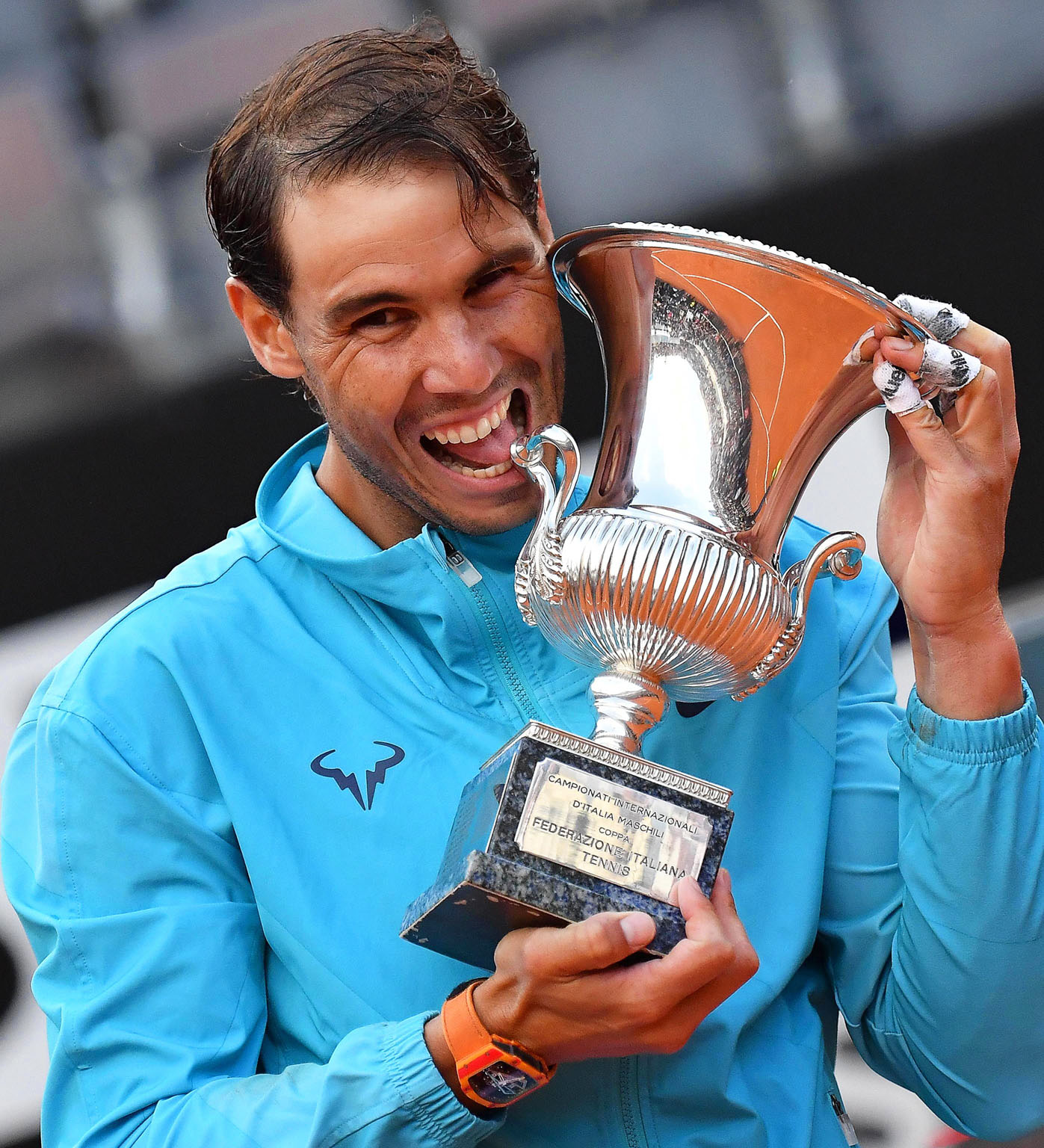 Rafa Nadal muerde el trofeo de campeón del Masters 1.000 de Roma, torneo que ha ganado ne nueve ocasiones. / EFE