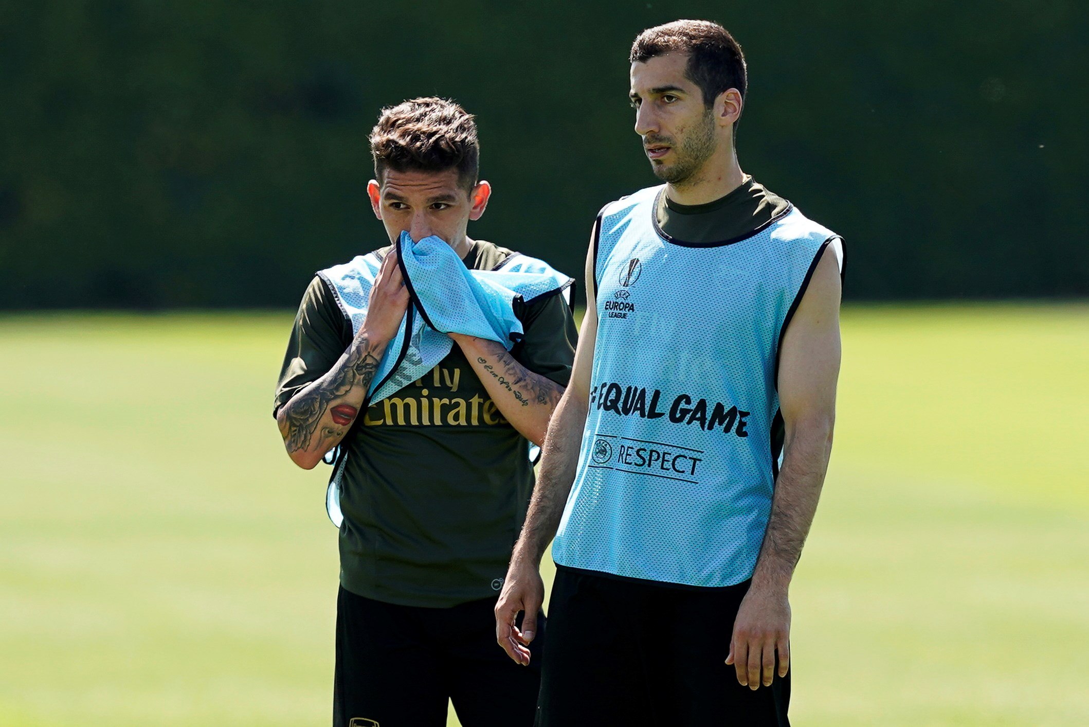 El odio entre azerbaiyanos y armenios emborrona la Europa League 1 El centrocampista armenio Henrikh Mkhitaryan (d), en un entrenamiento del Arsenal. / EFE