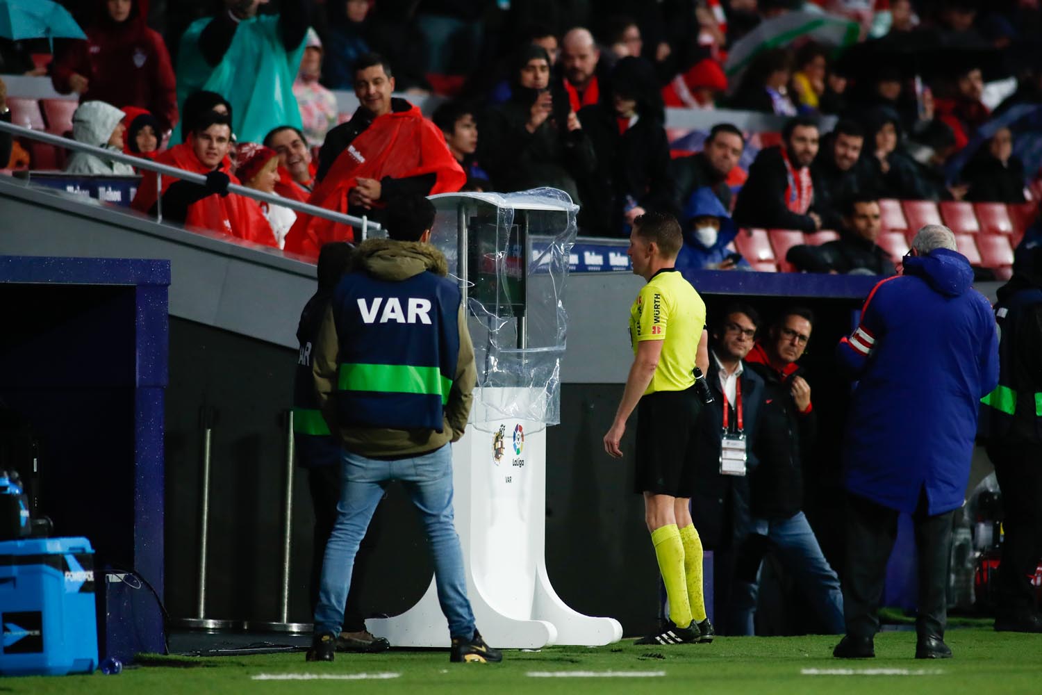 Revisar una jugada en el monitor del VAR conlleva, de media, más de dos minutos de juego parado. / E.P.