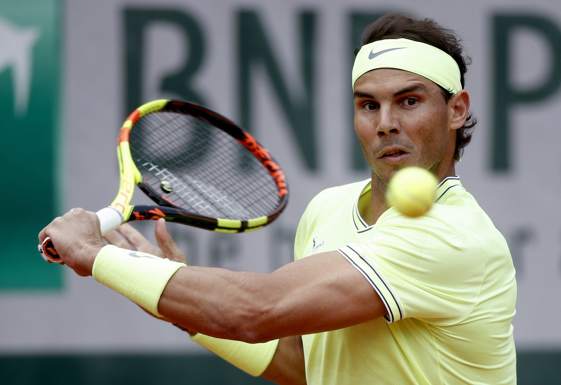 El tenista español Rafa Nadal devuelve una bola al alemán Yannick Hanfmann en el partido de París. / EFE