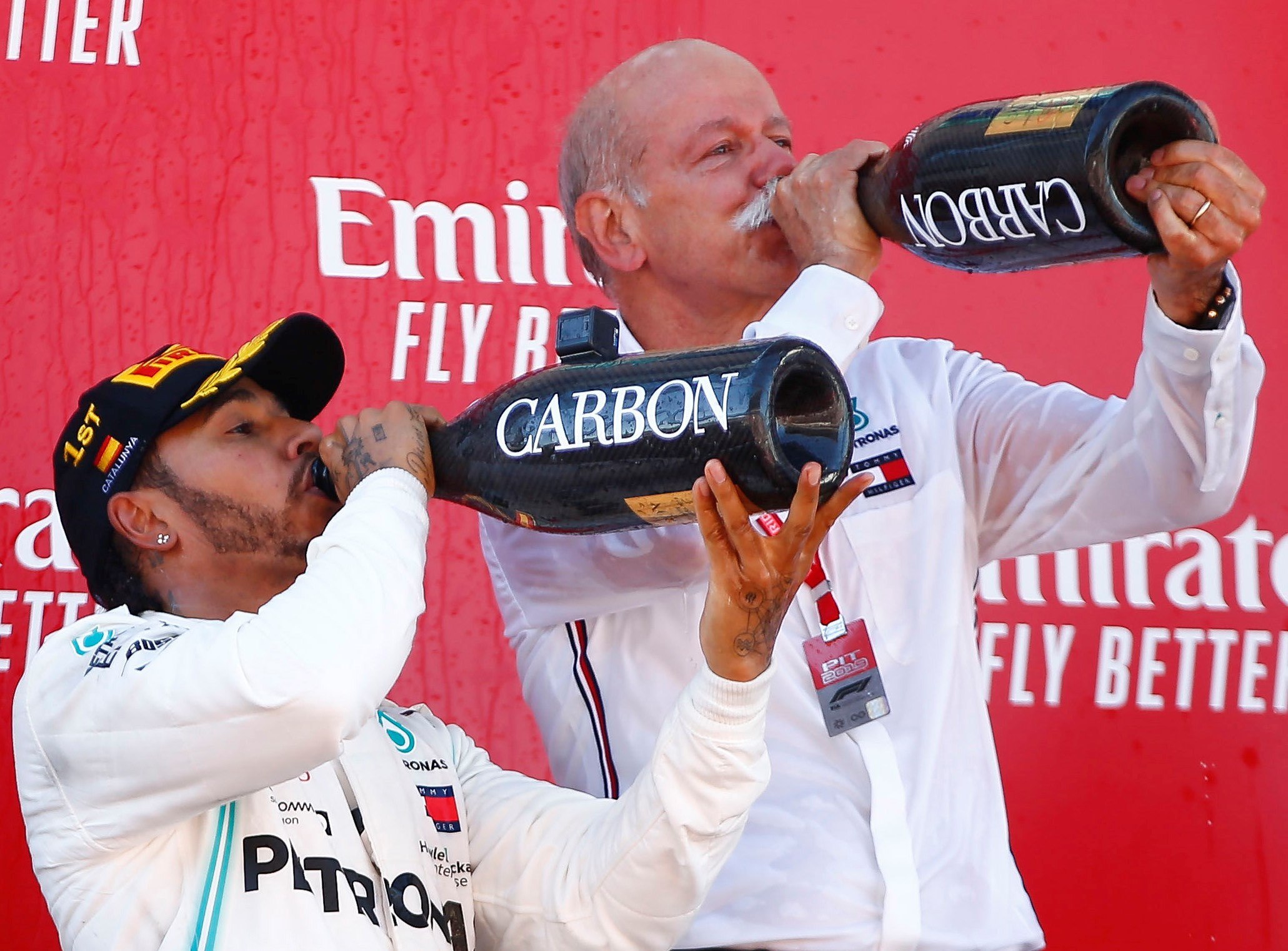 Hamilton extiende su legado en otro doblete de Mercedes 1 Hamilton celebra con el presidente de honor de Mercedes, Dieter Zetsche.