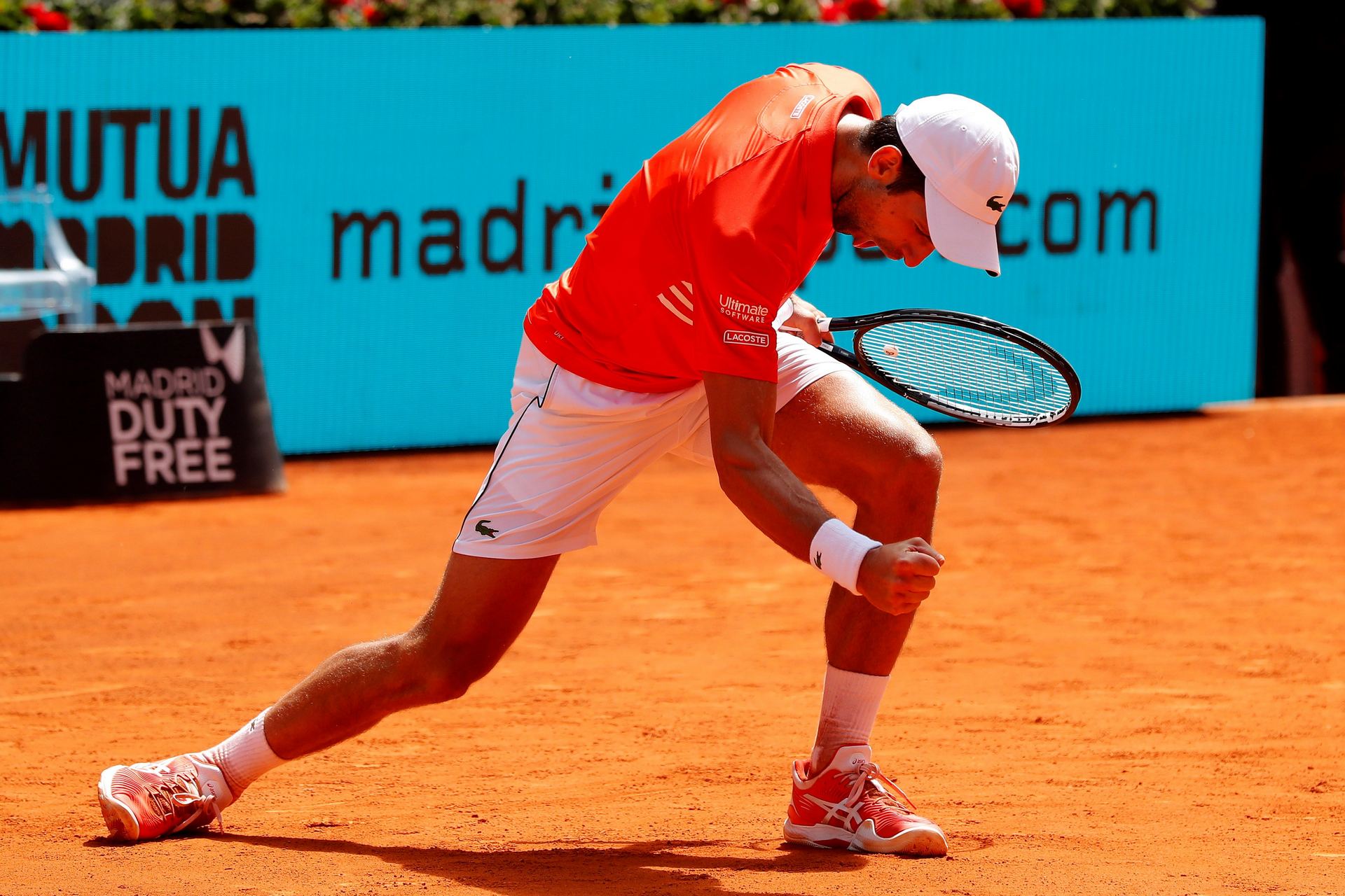 El tenista serbio, Novak Djokovic, festeja su triunfo sobre Chardy en el partido de octavos de final ayer en Madrid.