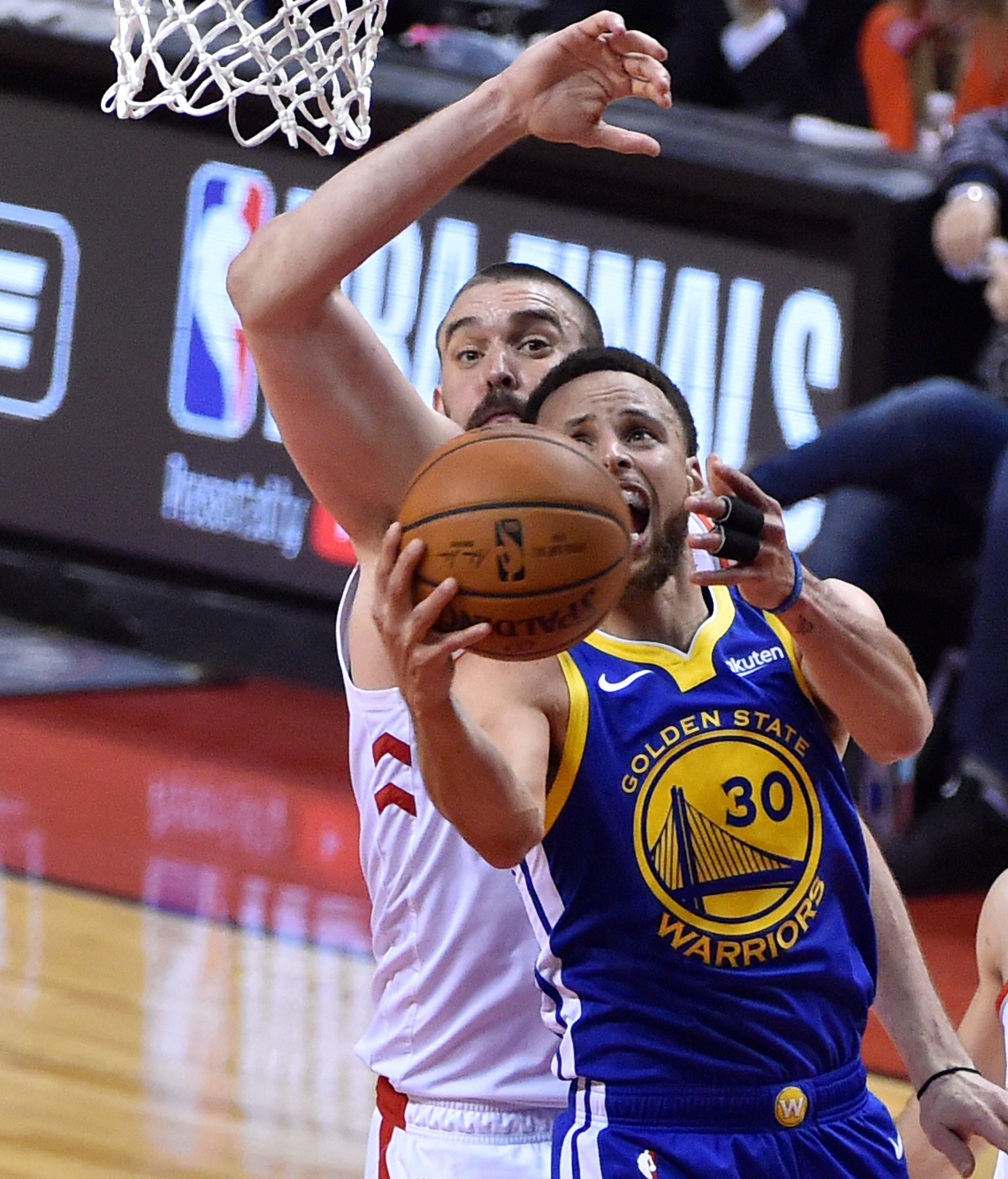 Gasol intenta taponar a Curry. / EFE