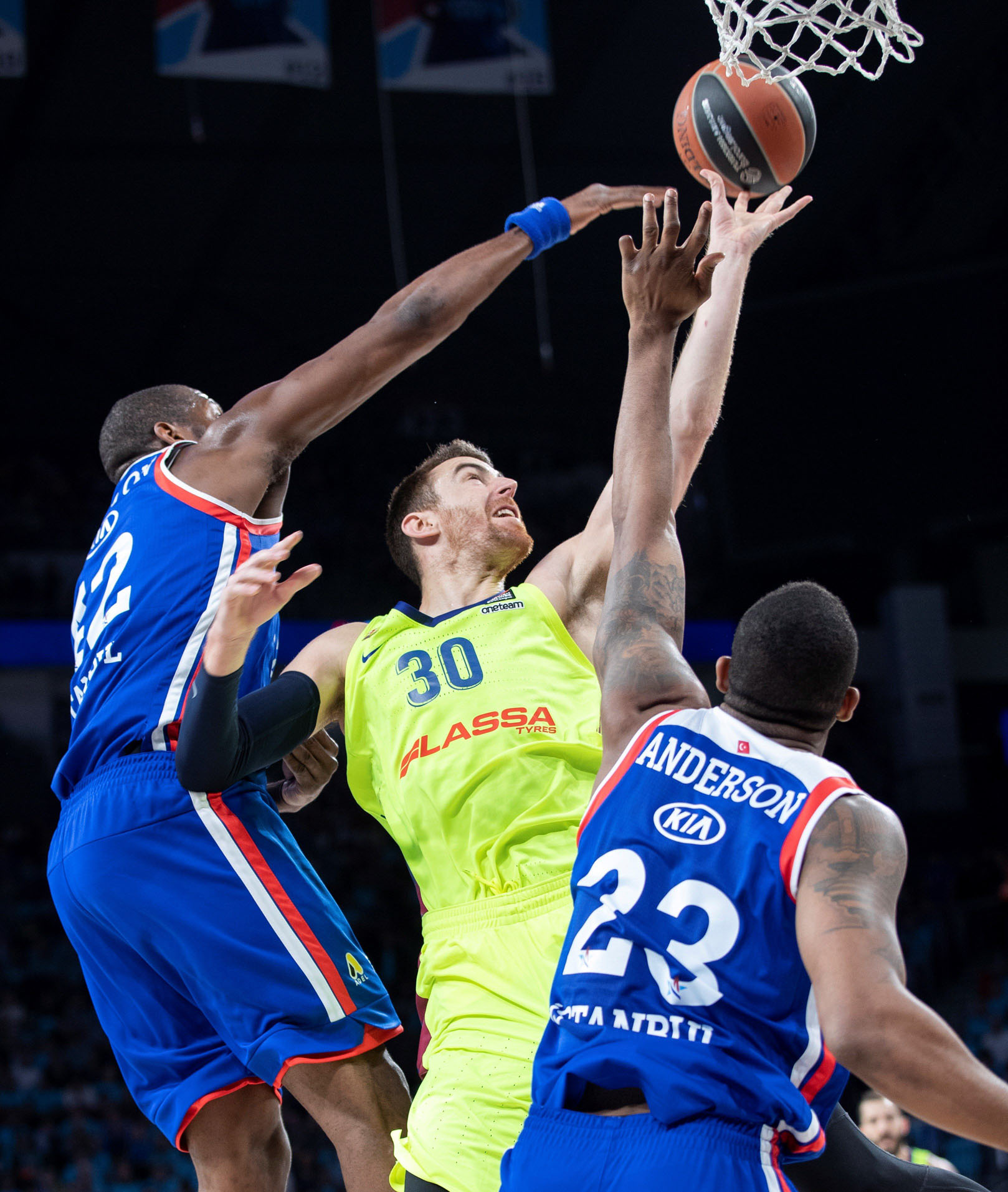 Dunston tapona a Claver.