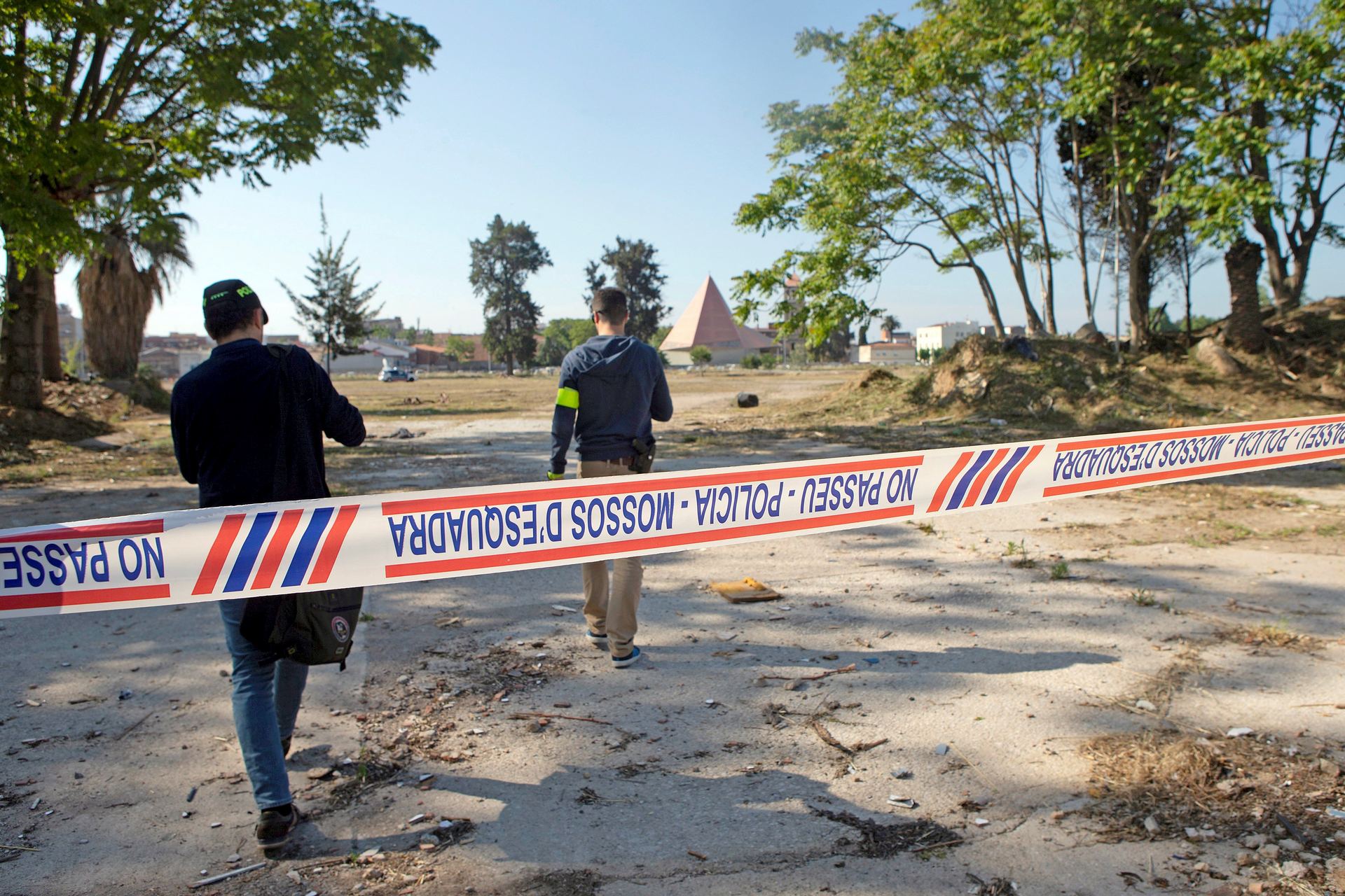 Los Mossos d‘Esquadra trabajan en la zona donde apareció el cadáver. / efe