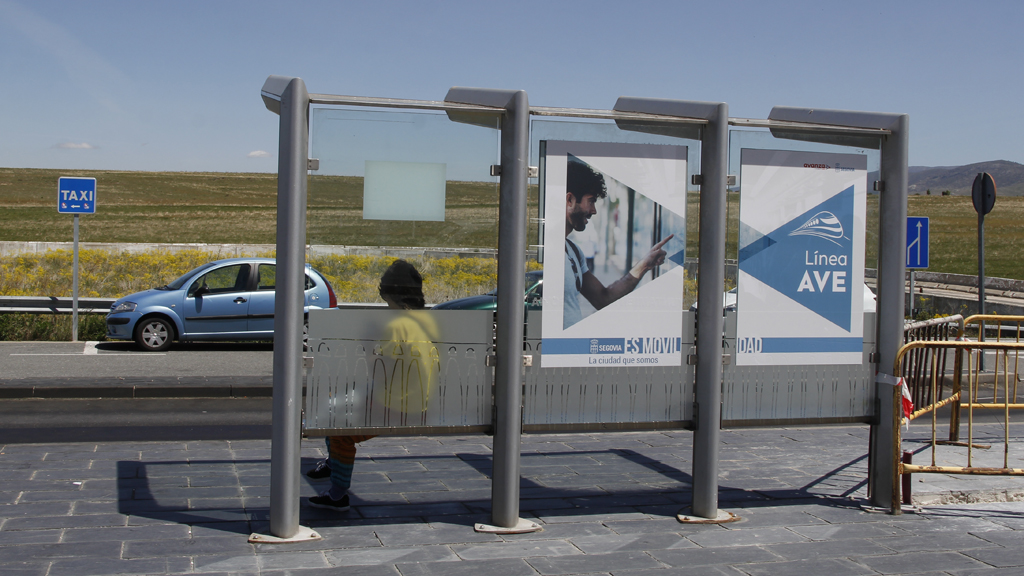 Una mujer espera en la parada de la Estación el paso de uno de las dos líneas de autobuses urbanos que llegan hasta allí. / Nerea Llorente