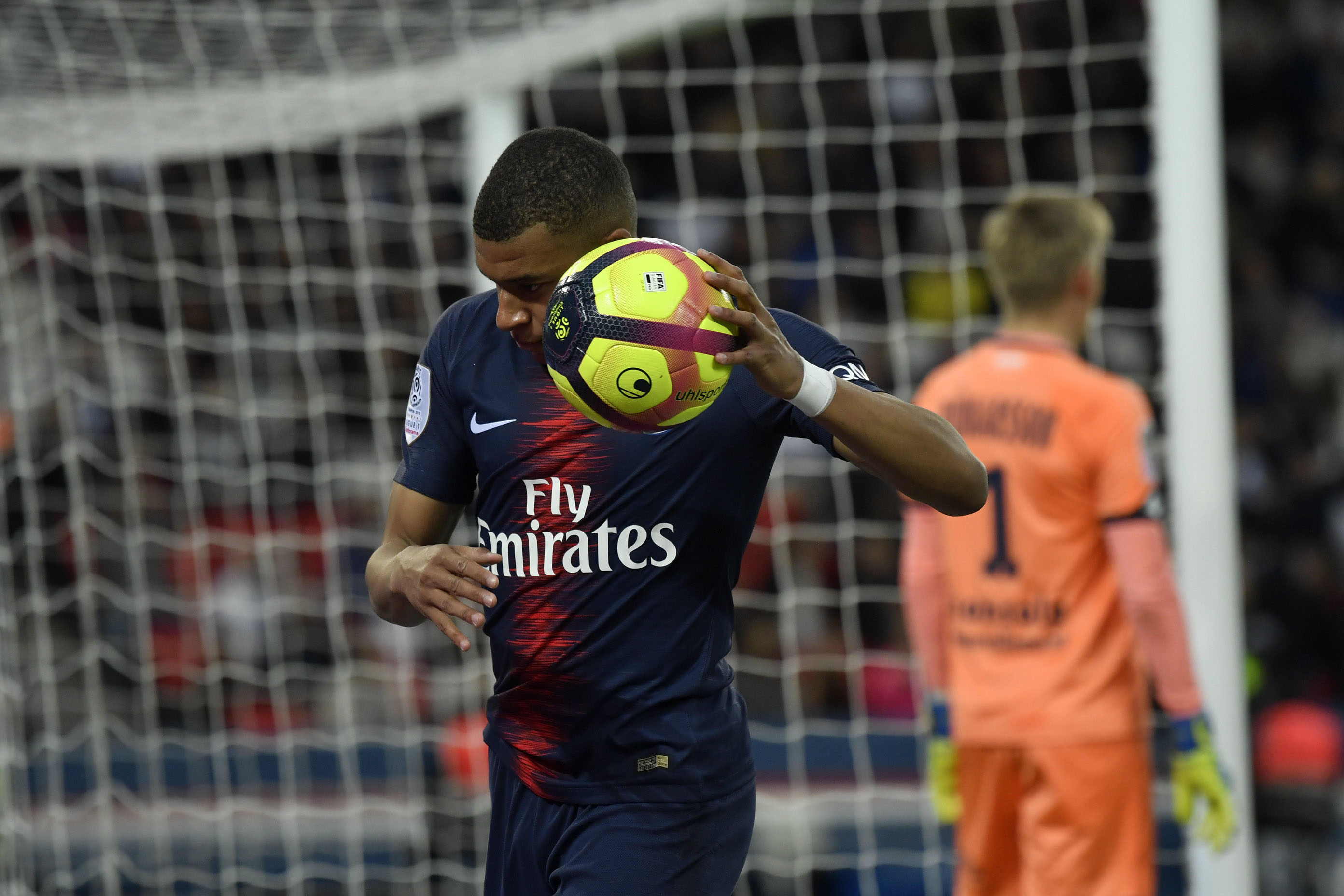 Mbappé abrió la puerta a salir del PSG si el club parisino no le concede los galones que pide. / EFE