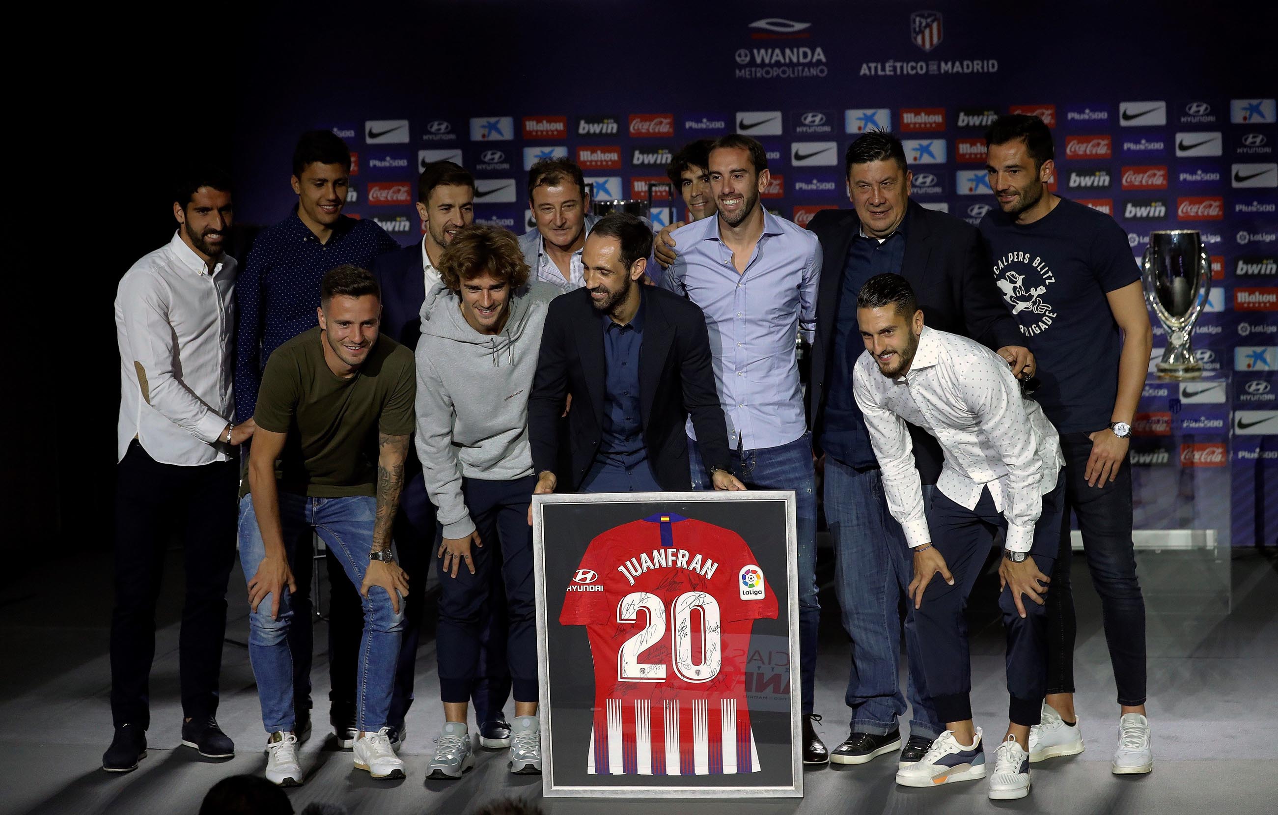 Juanfran estuvo acompañado por jugadores actuales y pasados del Atlético de Madrid. / EFE