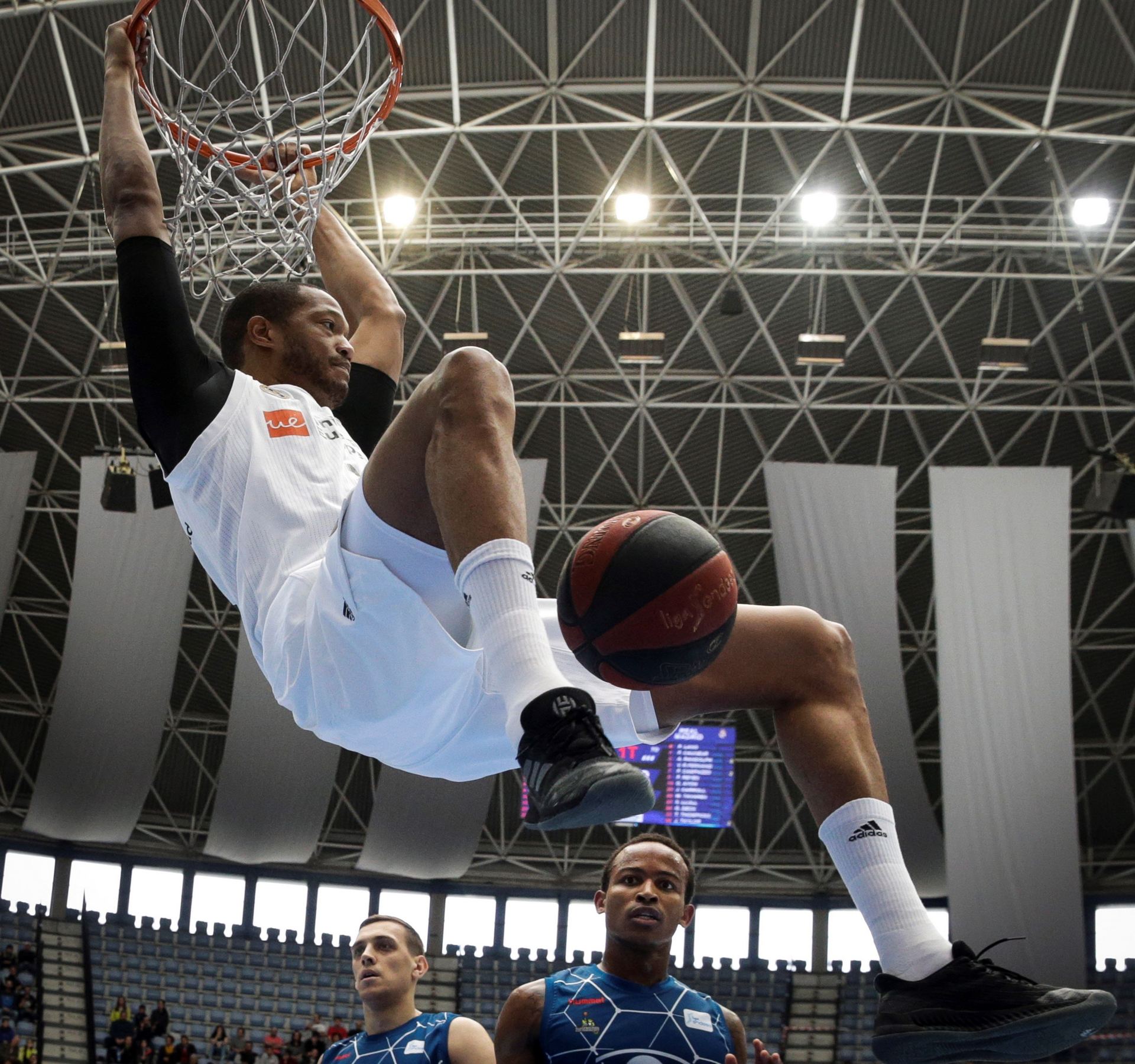 El ala-pívot del Real Madrid Anthony Randolph (c) entra a canasta en el partido contra el Delteco GBC. / efe