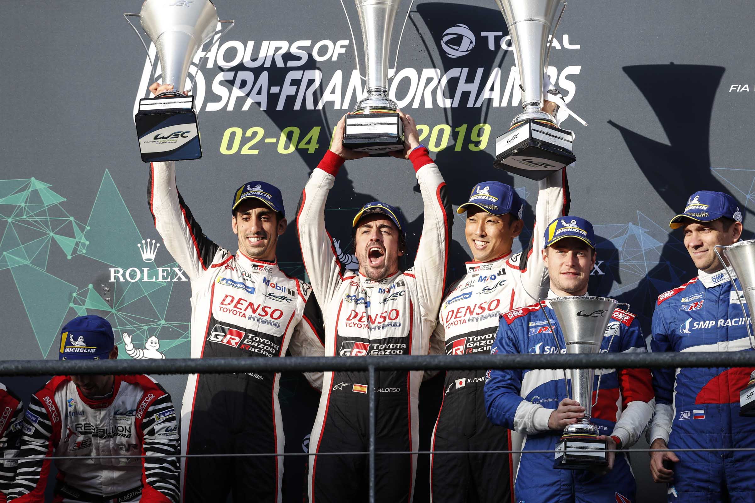 Alonso repite en Spa y acaricia el Mundial 1 Fernando Alonso, flanqueado por sus compañeros de equipo, celebra el triunfo en Spa.