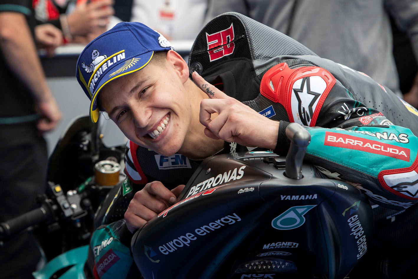 Flavio Quartararo celebra la primera pole de su carrera en MotoGP.