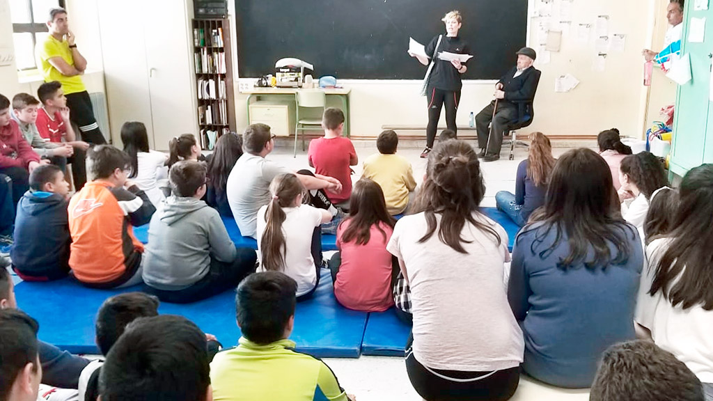 Los escolares escucharon atentamente las historias reales de la vida de Florentino, vecino de Cantalejo./ el adelantado