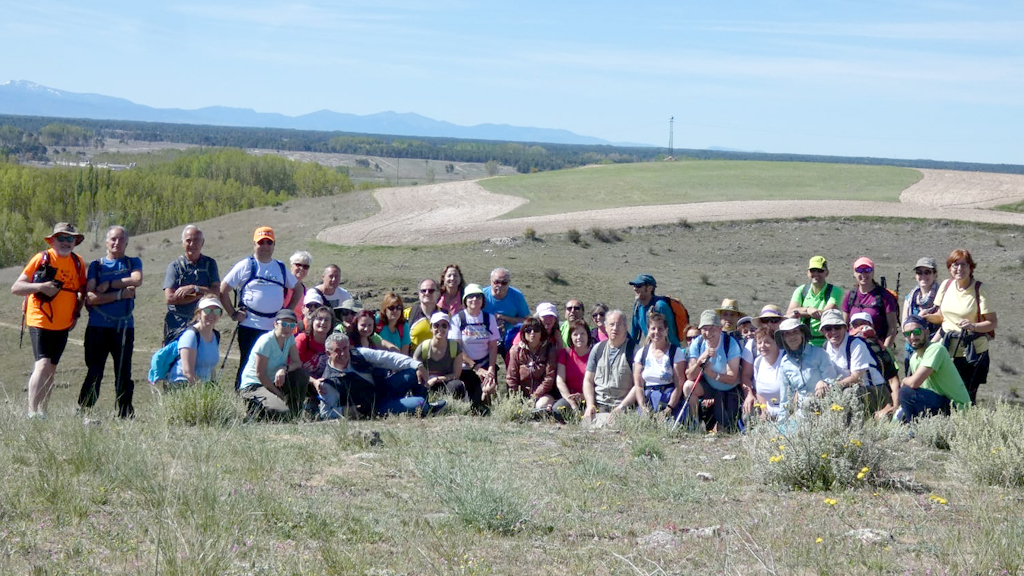 Participantes en la segunda ruta de primavera, que ayer recorrió un magnífico paisaje junto al río Duratón./ el adelantado