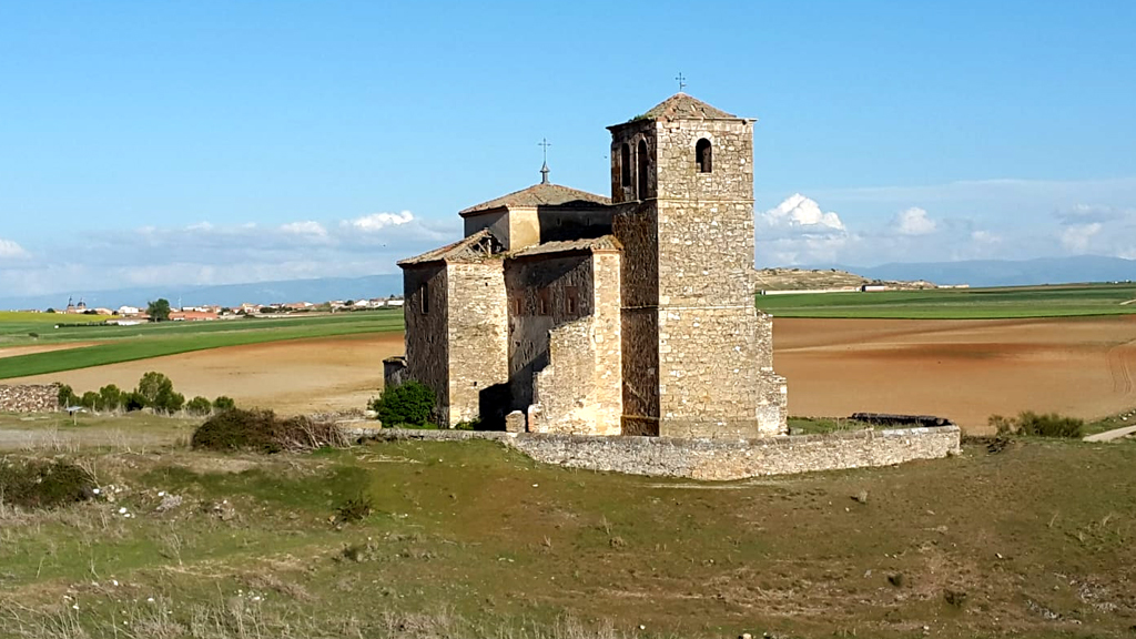 Iglesia de la localidad despoblada de Fuentes, donde la falta de habitantes ha hecho que merme su patrimonio. / el adelantado