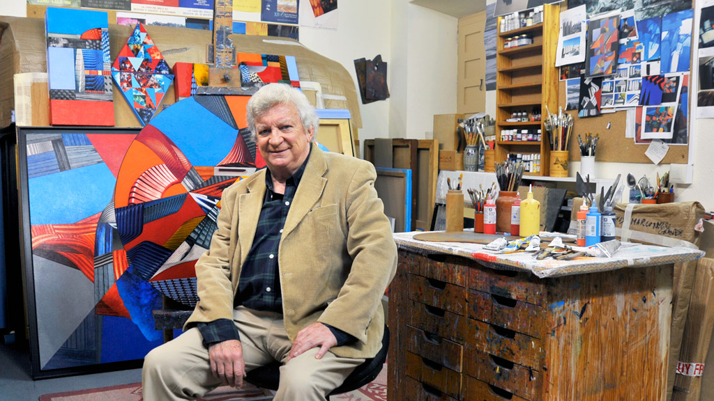 Juan Pita en su estudio donde ultima los preparativos de la exposición 'Cyberurban' que abre al público el viernes en la sede del Colegio de Arquitectos. / KAMARERO