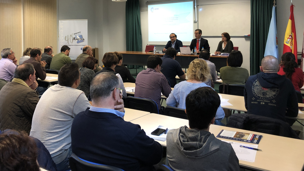 Sesión informativ ade Asetra con Miguel Pereira, responsable de Relaciones Laborales de CETM, y la asesora jurídica Pilar Arribas. / E. A.