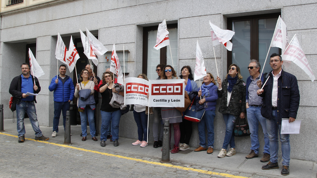 La concentración convocada por CCOO en Segovia tuvo lugar frente a la sede de la Delegación Territorial de la Junta. / Nerea Llorente